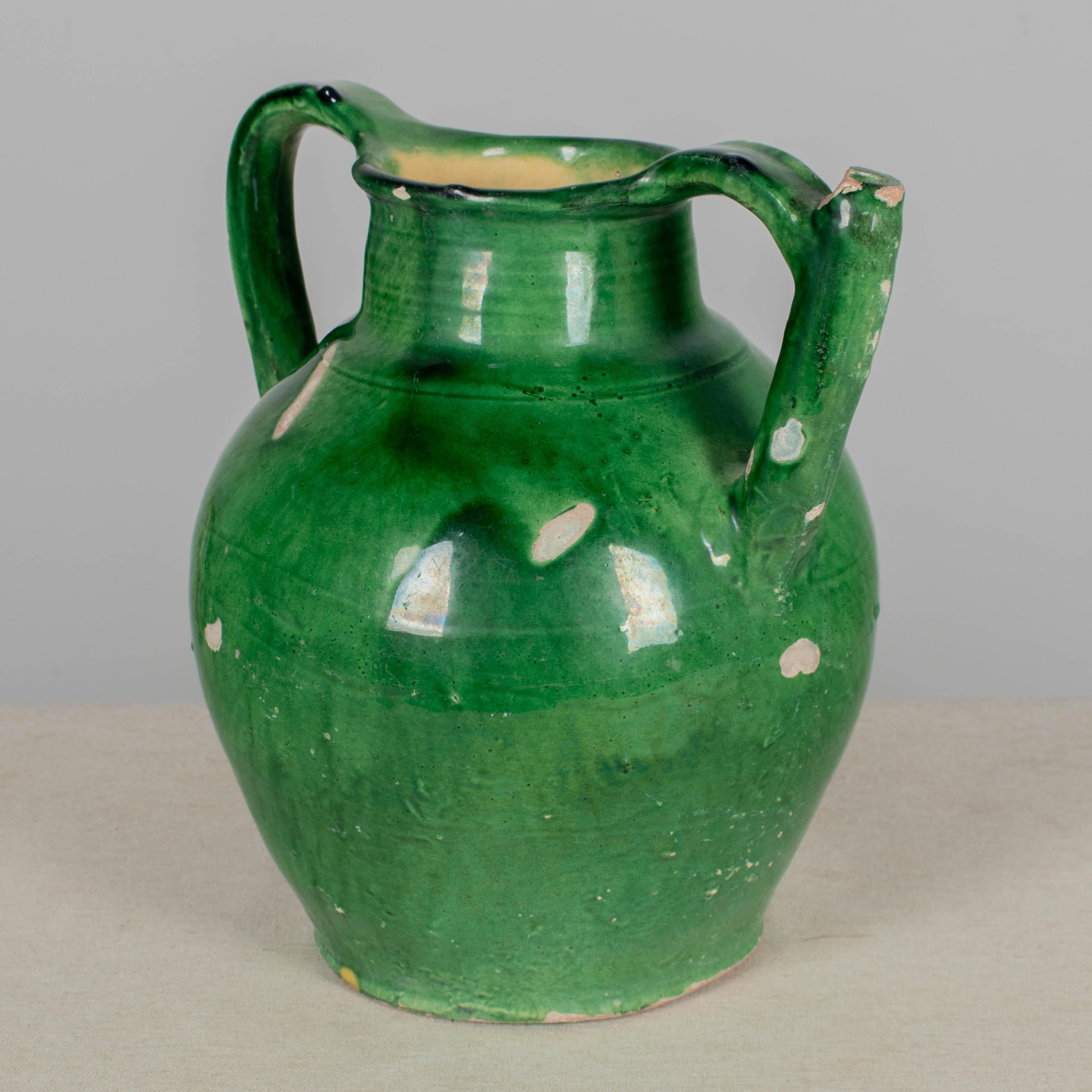 XX secolo Brocca per acqua francese in terracotta smaltata verde in vendita