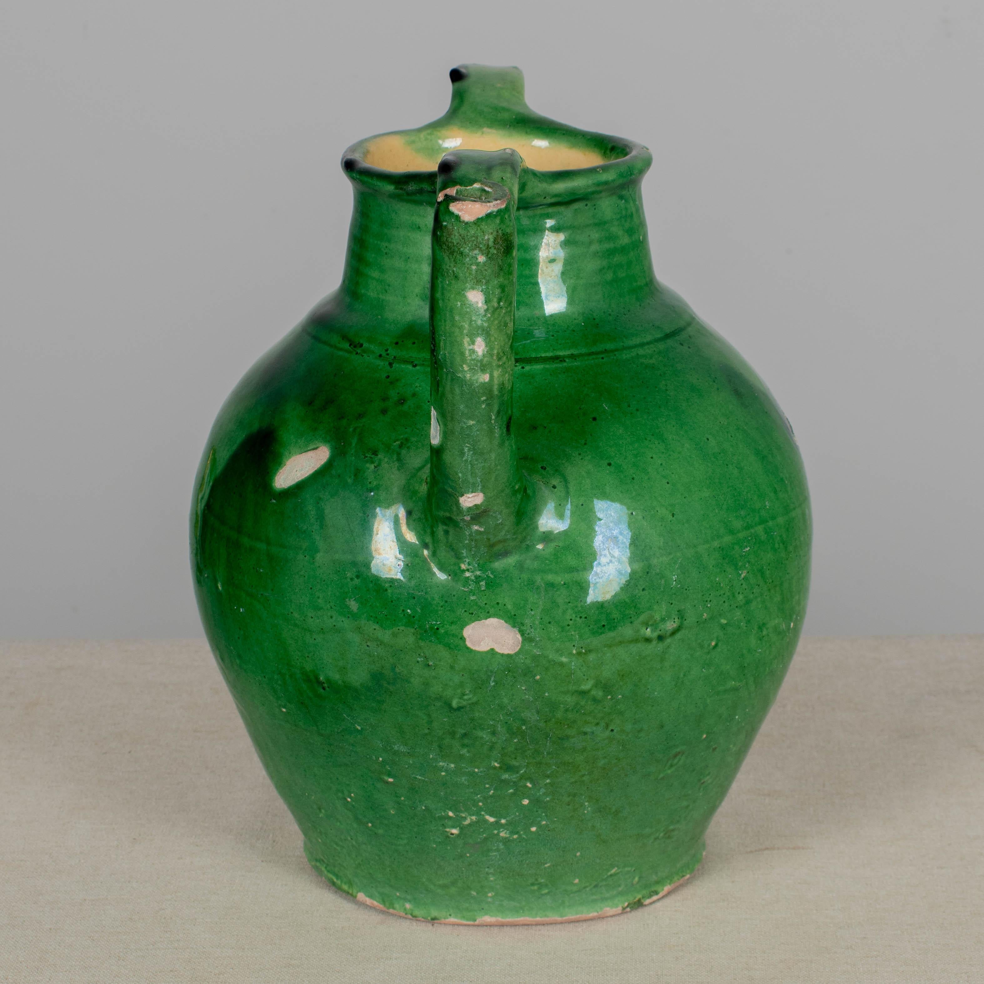 Terracotta Brocca per acqua francese in terracotta smaltata verde in vendita