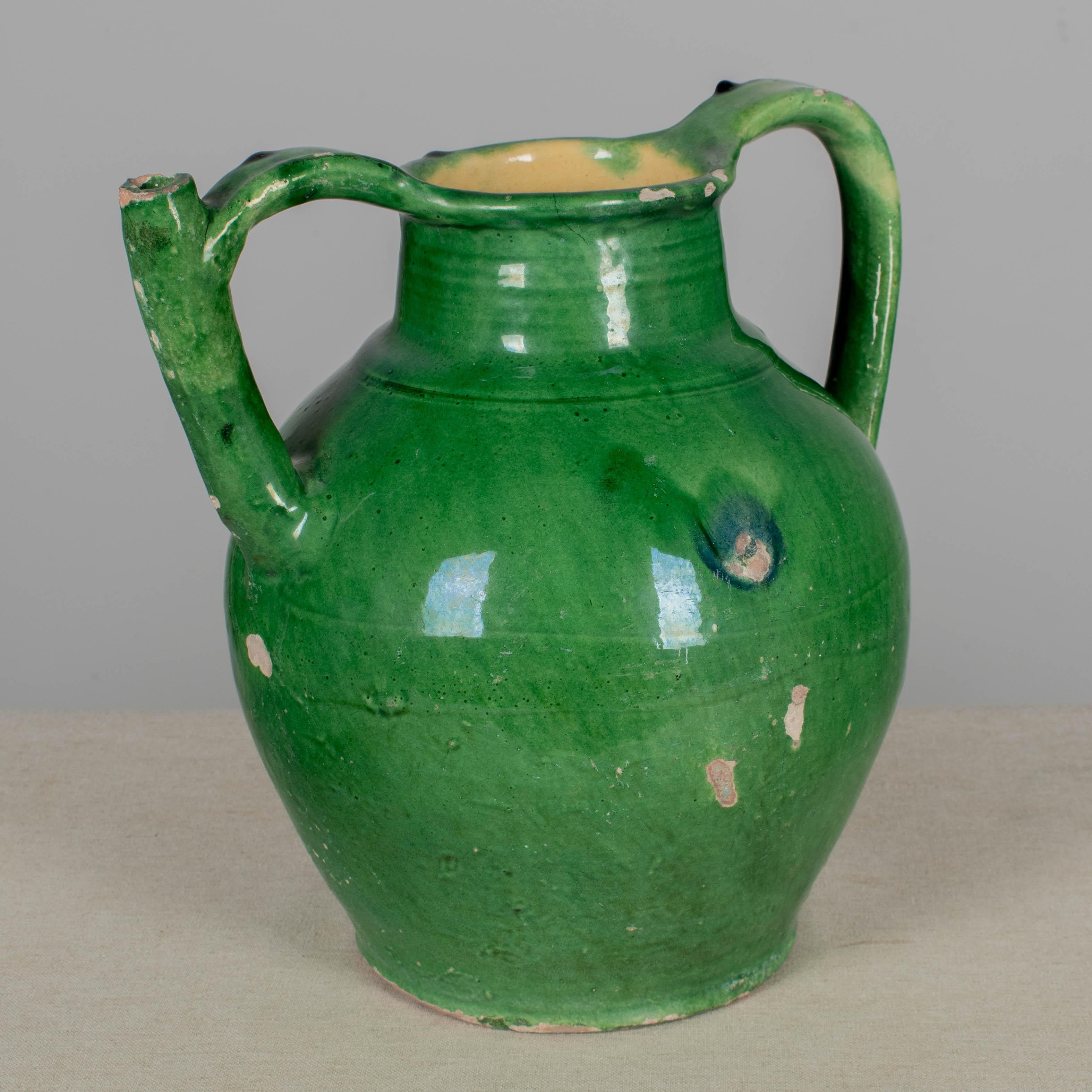 Brocca per acqua francese in terracotta smaltata verde in vendita 1