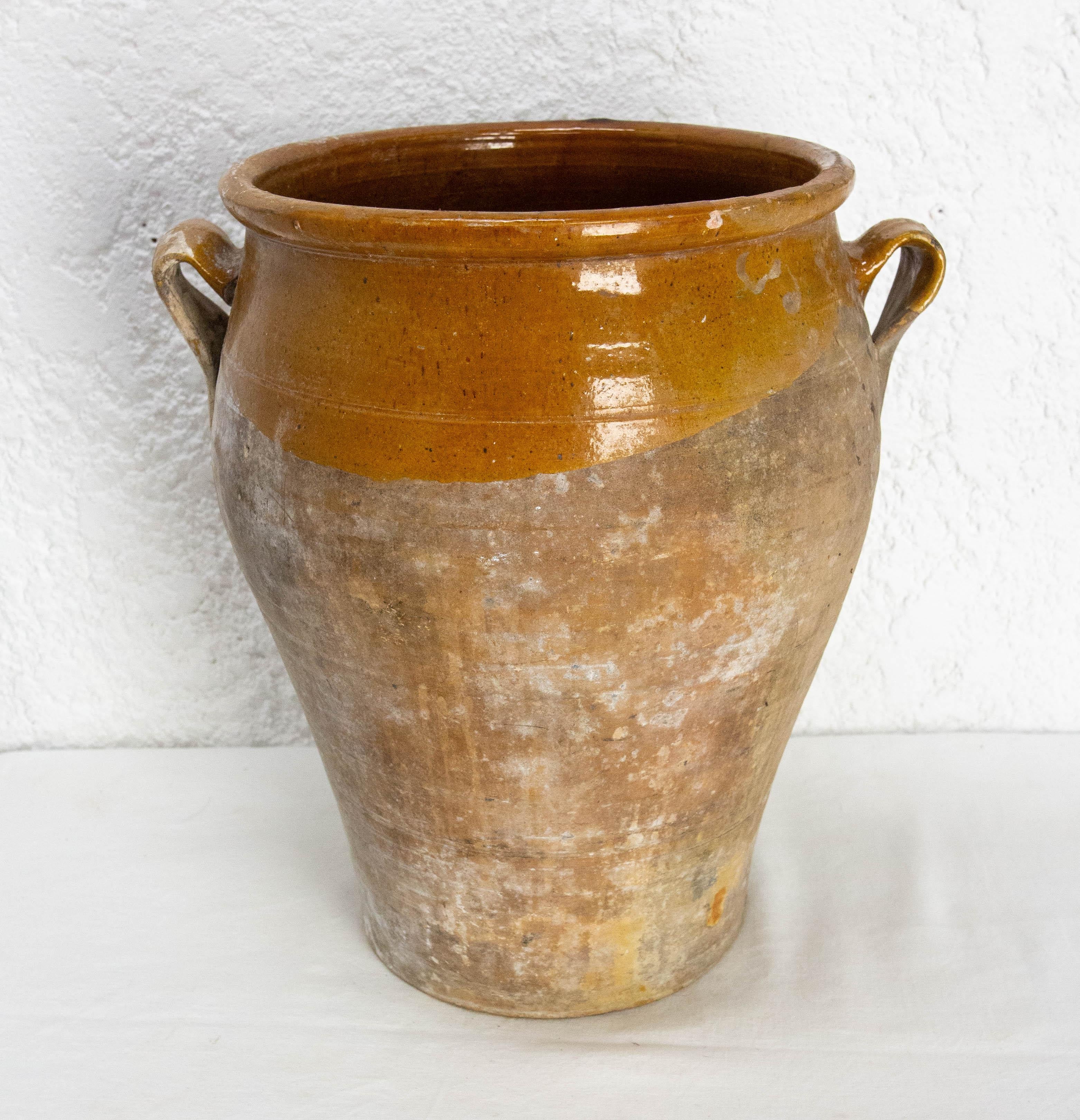 Jarra francesa de terracota.
Gran jarra tradicional de cerámica del suroeste de Francia con vidriado marrón.
Este recipiente se utilizó desde el siglo XIX hasta mediados del XX para conservar alimentos.
La naturaleza artesanal de estas macetas hace