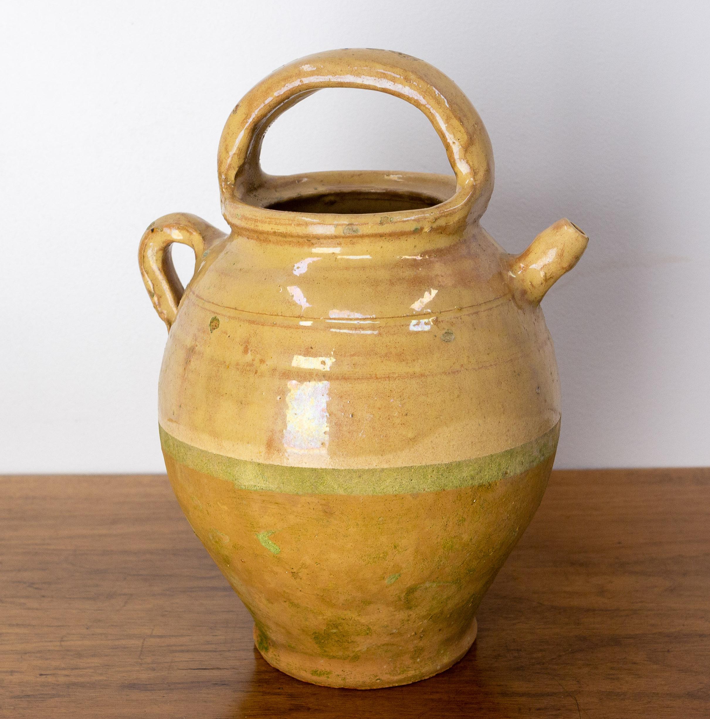 Terracotta jug with yellow glaze. This kind of pitcher was used to keep the water fresh, at a time when electricity did not exist.
Very decorative.
Good patina.
Good antique condition with a small splinter on the collar, nothing