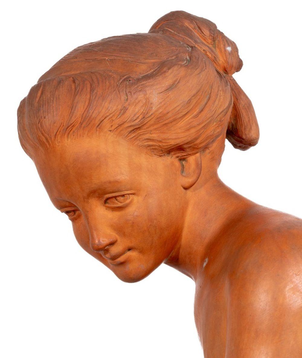 Escultura francesa de terracota de un Niño sentado, finales del siglo XIX o principios del siglo II, representado sentado sobre una roca.  32
