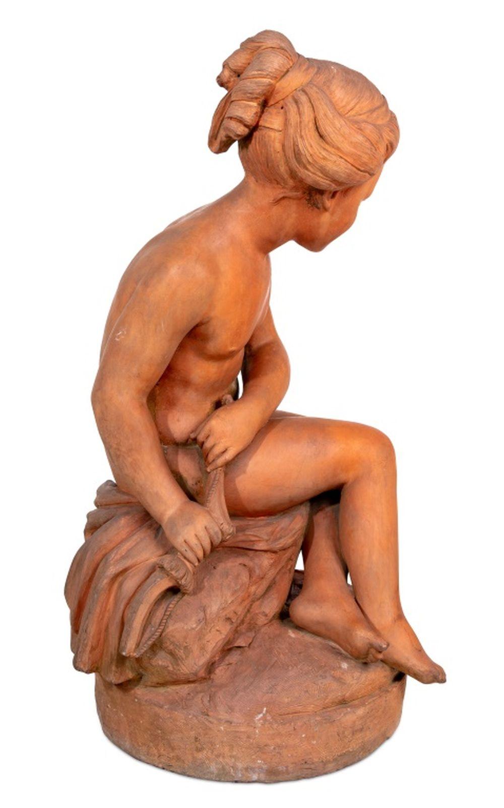Escultura francesa de terracota de un niño sentado Romántico en venta