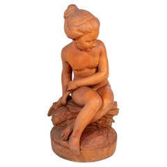 Escultura francesa de terracota de un niño sentado