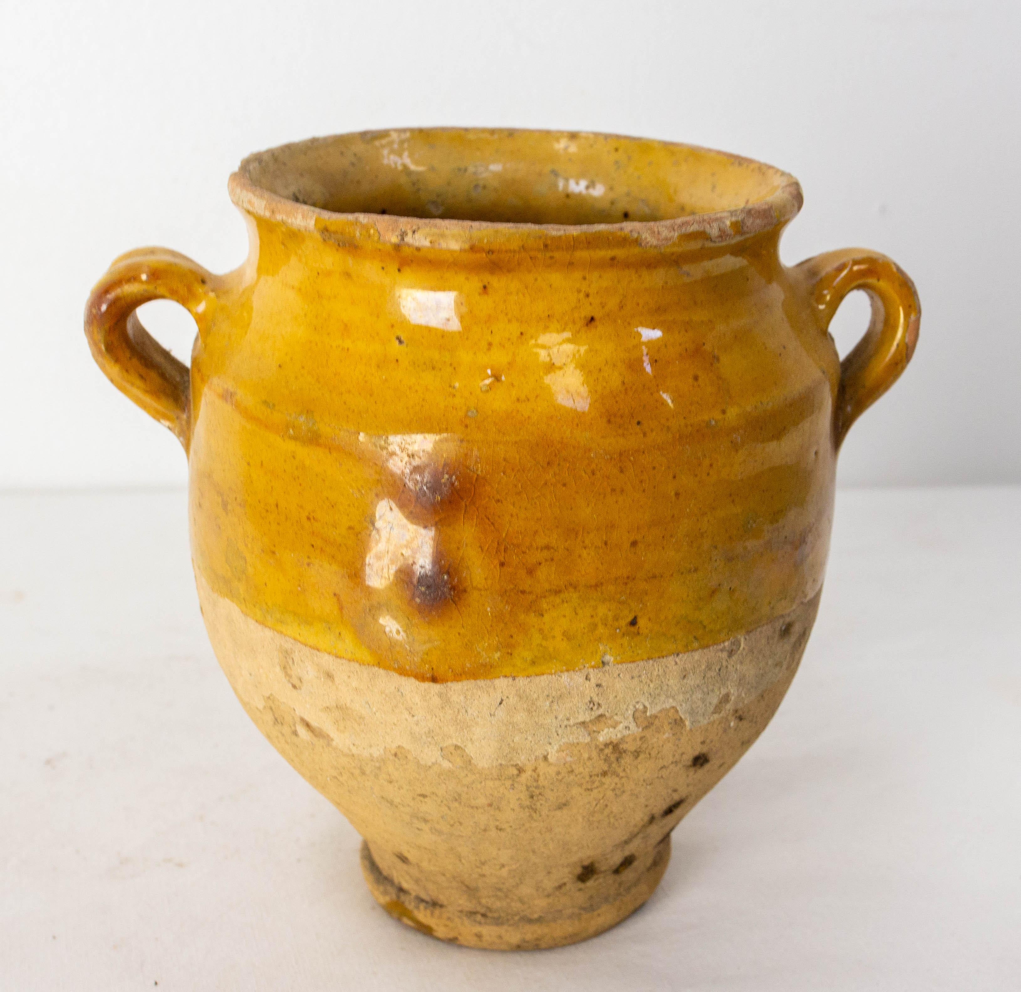 French terracotta confit pot.
Traditional large earthenware pottery confit pot from South West France with yellow glaze.
This vessel was used from the 19th to the mid-20th century to conserve food.
The handmade nature of these pots makes each one