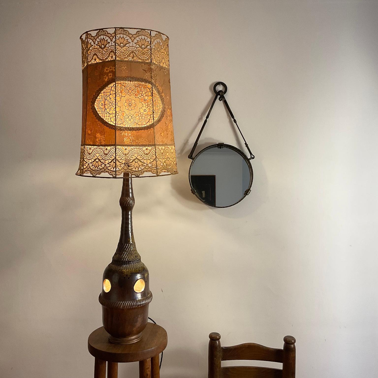Rustique Lampe en grès et abat-jour en dentelle de St Amand en Puisaye Workshops France 1970 en vente