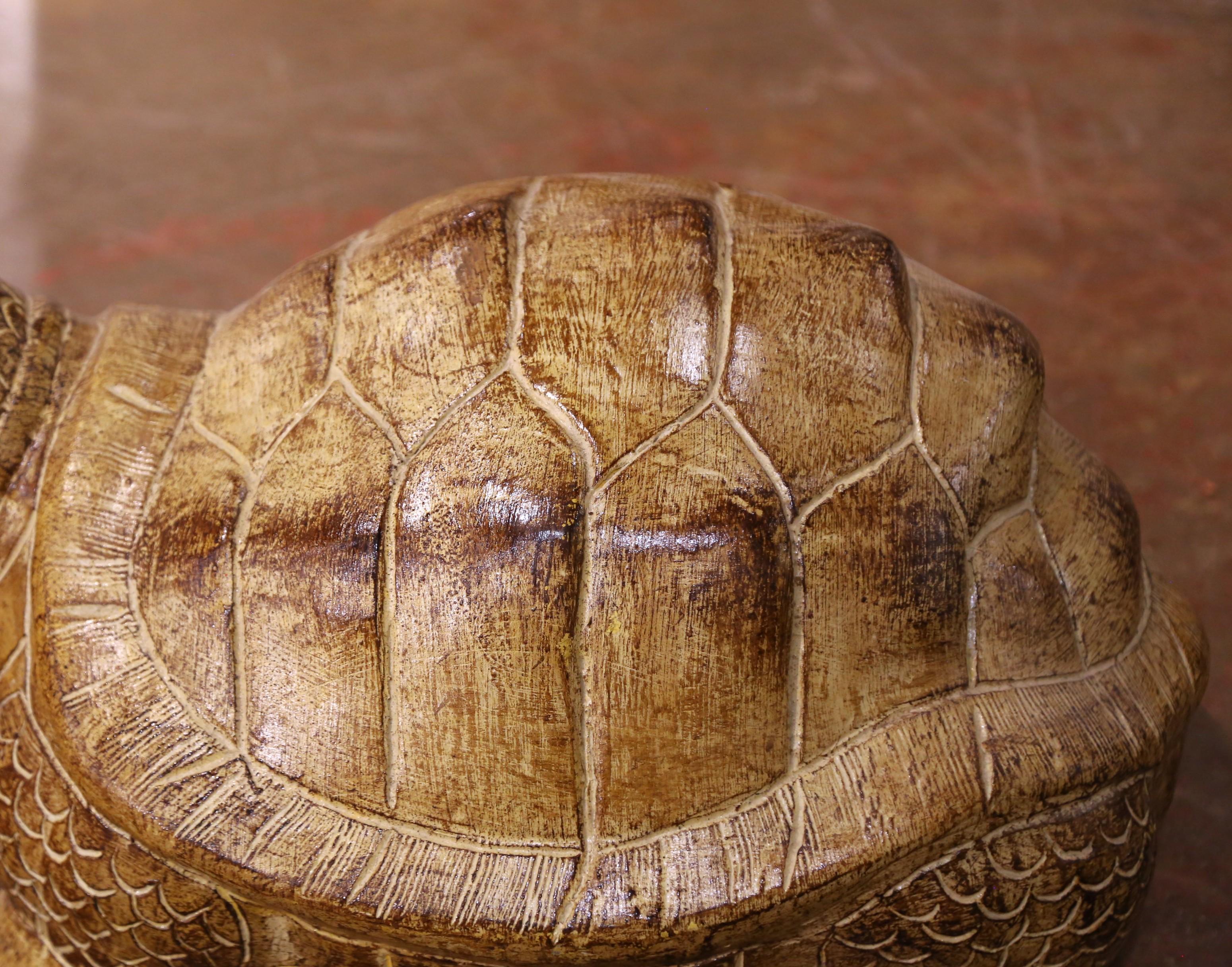 Francese Scultura di tartaruga francese in terracotta con finitura patinata invecchiata in vendita