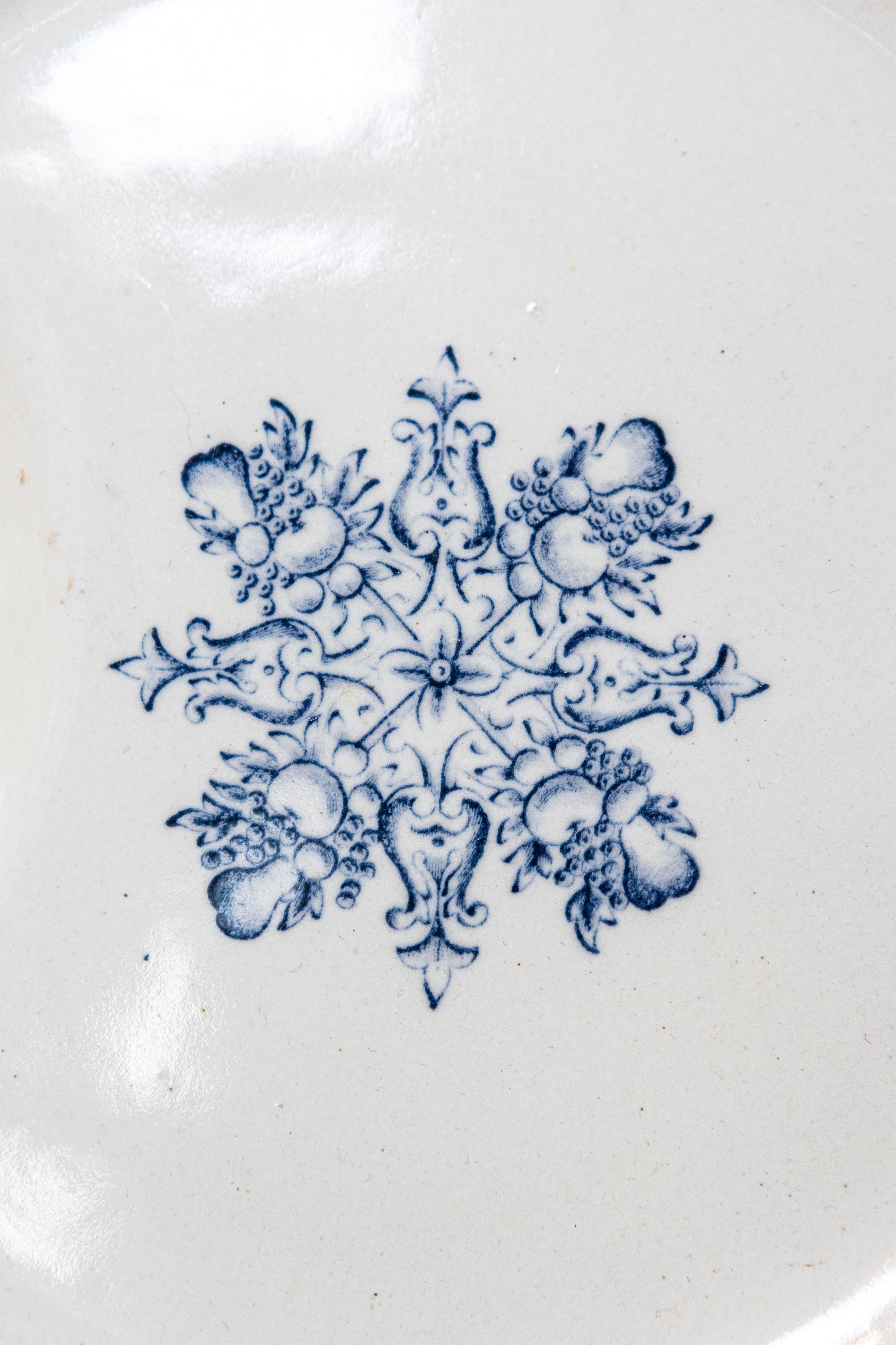 XIXe siècle Assiettes à asperges bleues et blanches du 19ème siècle, six disponibles en vente