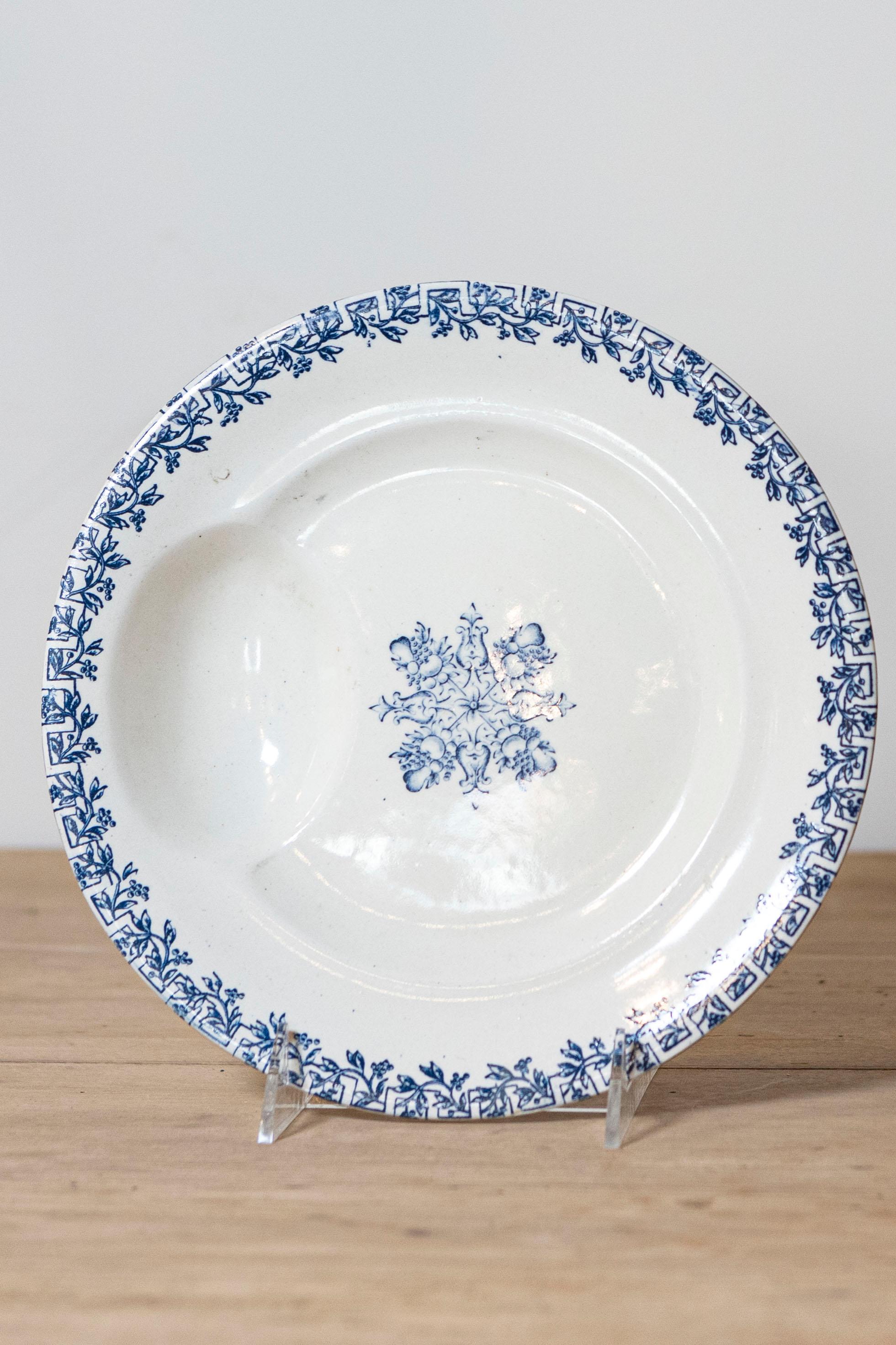 Terre de fer Assiettes à asperges bleues et blanches du 19ème siècle, six disponibles en vente