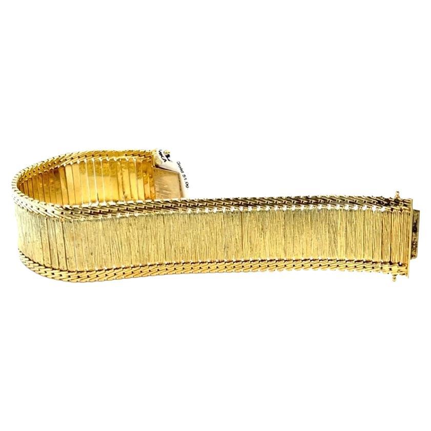 unser französisches strukturiertes Armband aus 14k Gelbgold im Retro-Stil, das in sorgfältiger Handarbeit gefertigt wurde und Raffinesse und Vielseitigkeit ausstrahlt. Dieses exquisite Armband kombiniert luxuriöse Handwerkskunst mit einem flexiblen