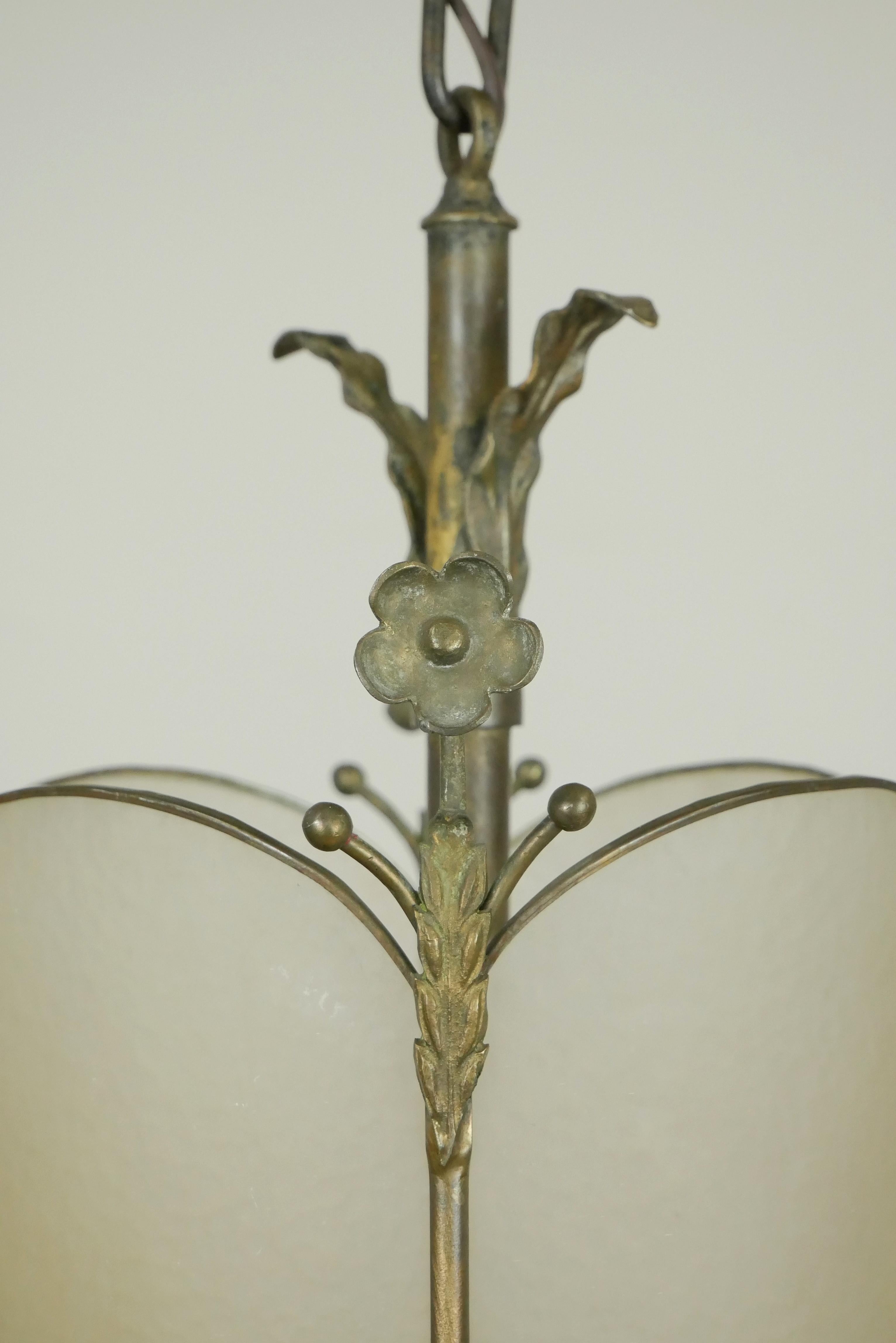 Lampada a sospensione in stile francese con vetro smerigliato, montatura in ottone e accenti floreali e catena in acciaio. Richiede quattro lampadine standard E27 a base media. Il prezzo include il restauro, la pulizia e il ricablaggio. Buone