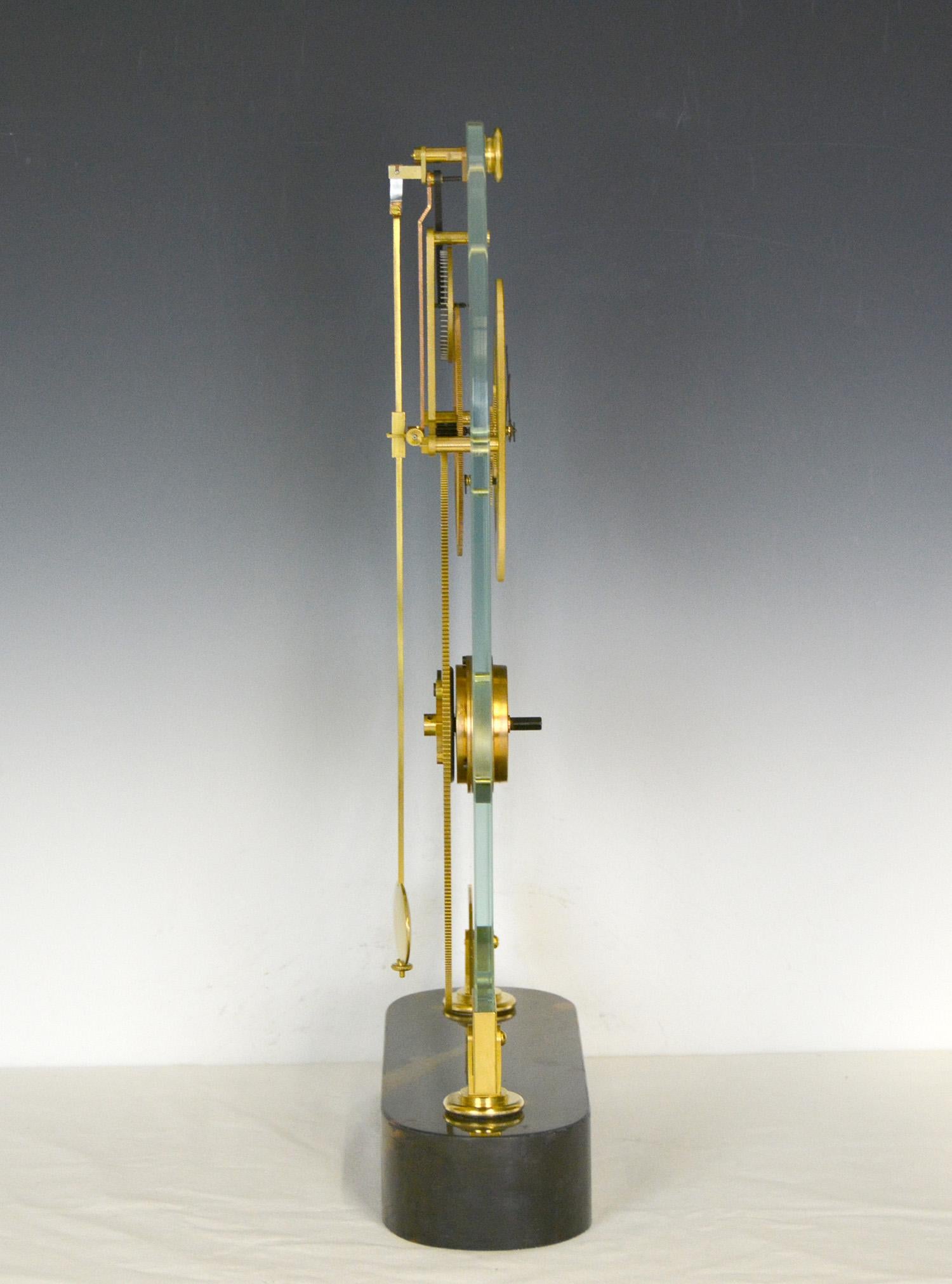 Französisch Stil dünne Glas Pinwheel Escapement Großes Rad Skelett Uhr mit Marmorsockel.

Hier ist ein sehr seltenes Glas Geheimnis Skelett Uhr. Dies ist eine Skelettuhr mit sehr genauer Zeitmessung. Innerhalb von 8 Tagen verpasst die Uhr nicht eine