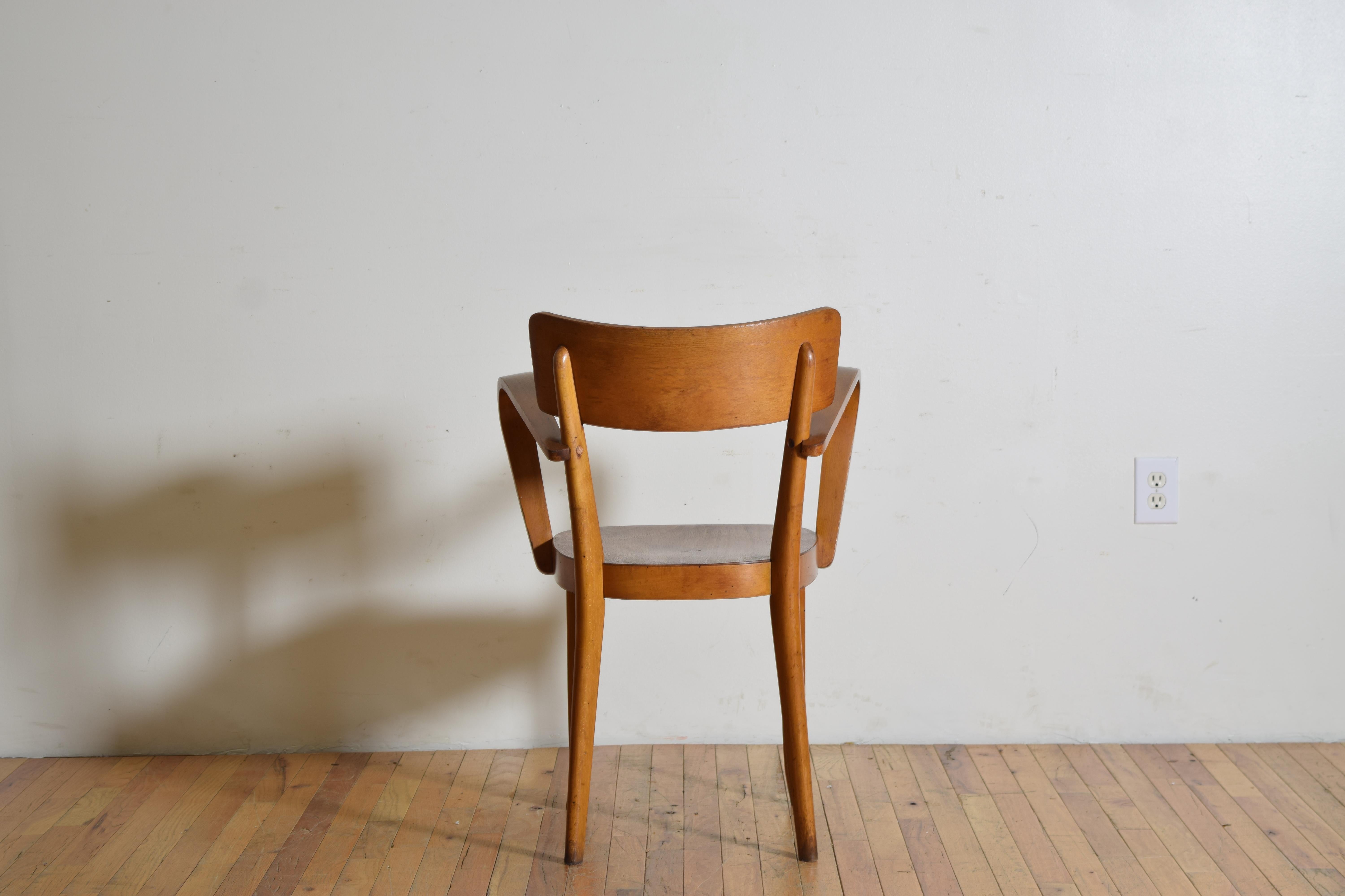 Poltrona francese in legno di faggio in stile Thonet, metà del XX secolo In condizioni buone in vendita a Atlanta, GA