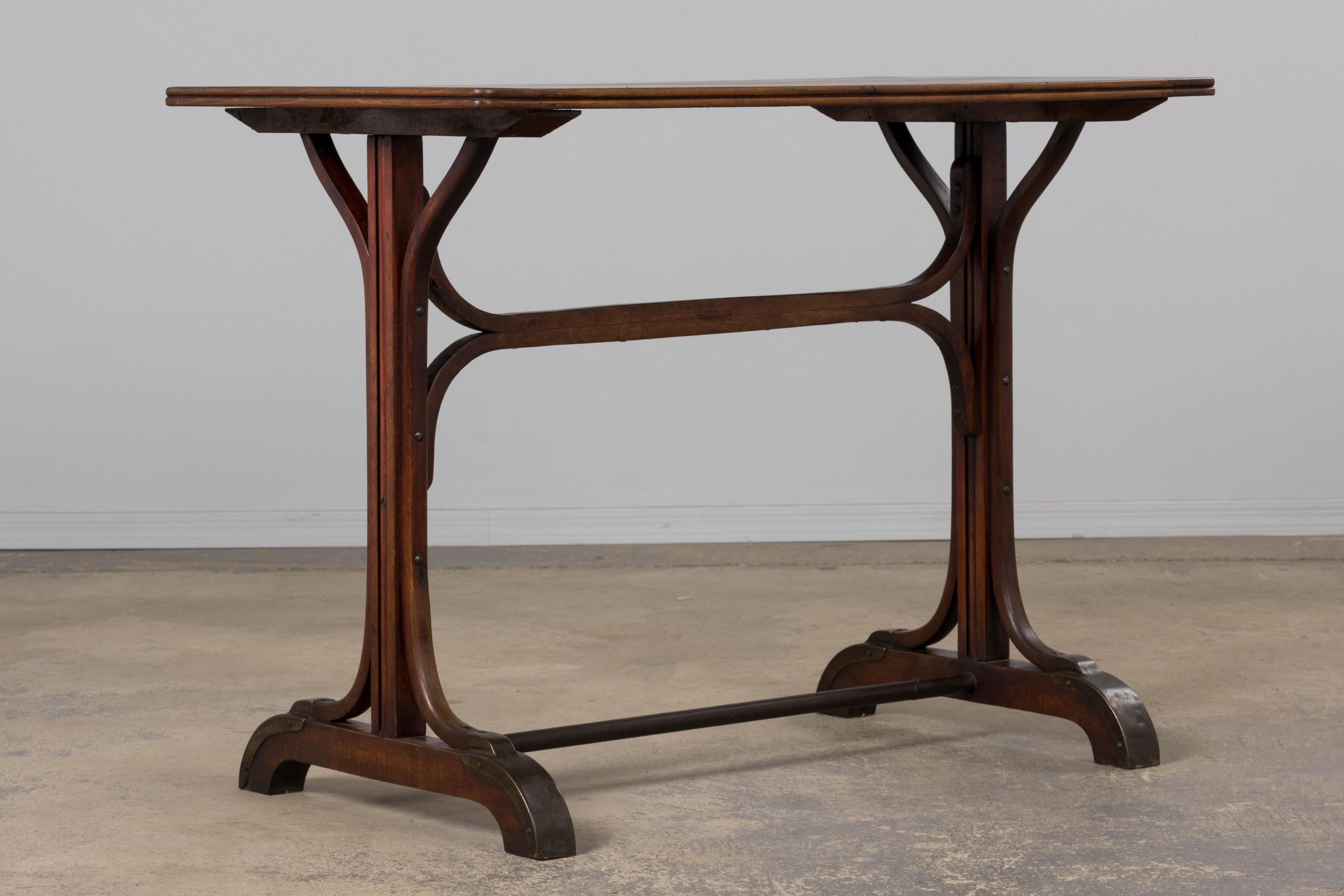 Français Table de bistrot en bentwood de style Thonet en vente
