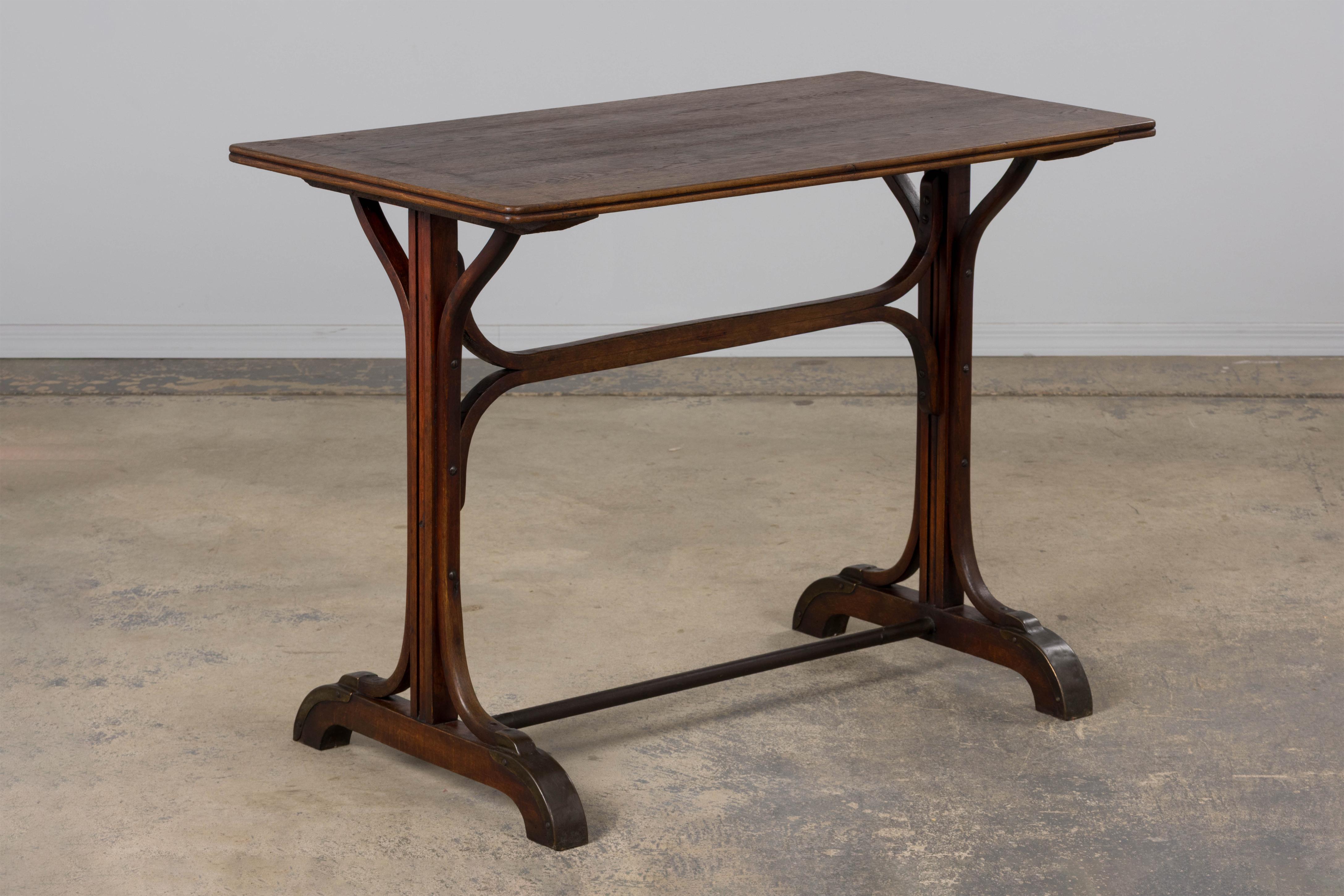 Table de bistrot en bentwood de style Thonet Bon état - En vente à Astoria, NY