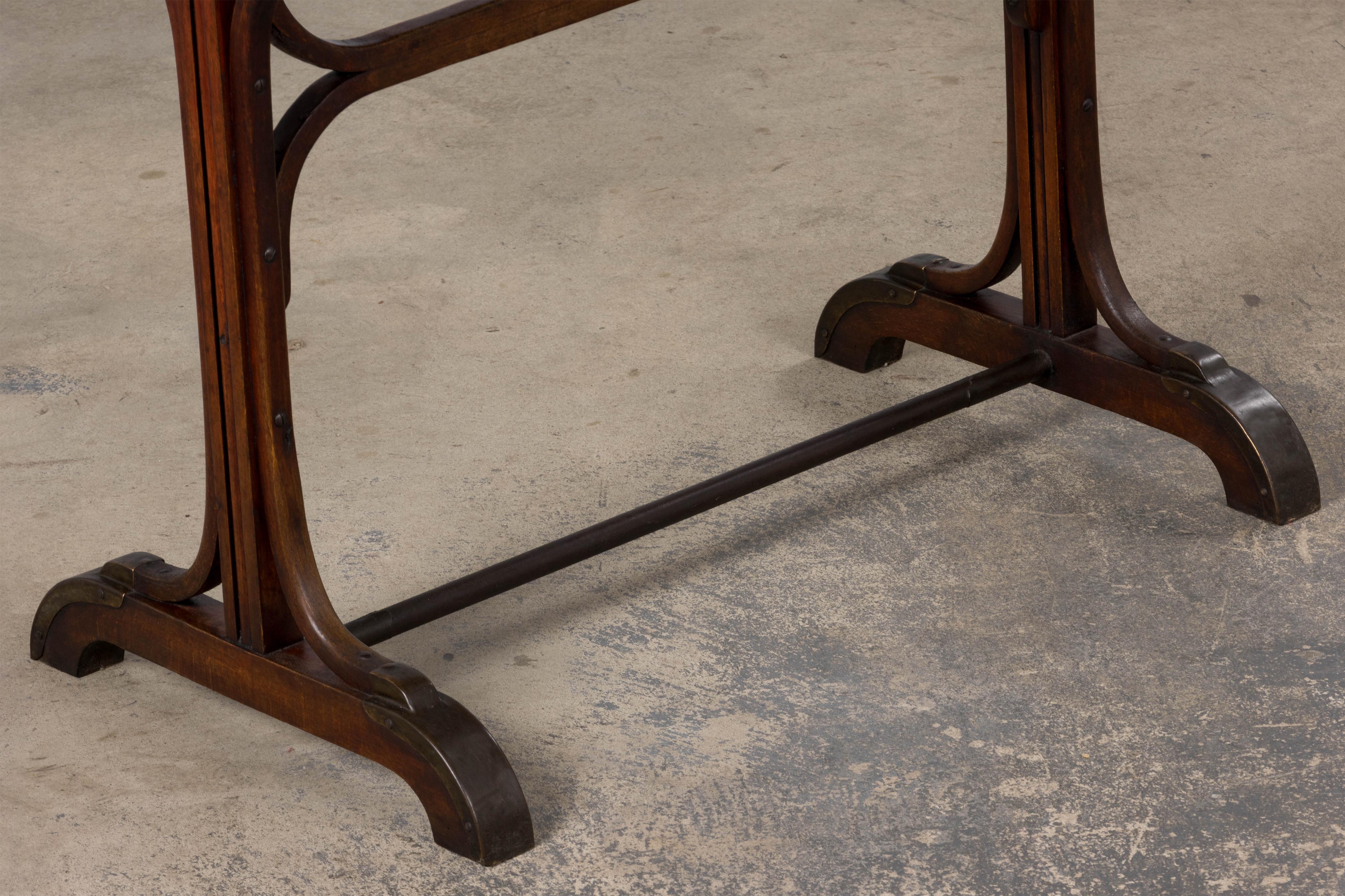 20ième siècle Table de bistrot en bentwood de style Thonet en vente