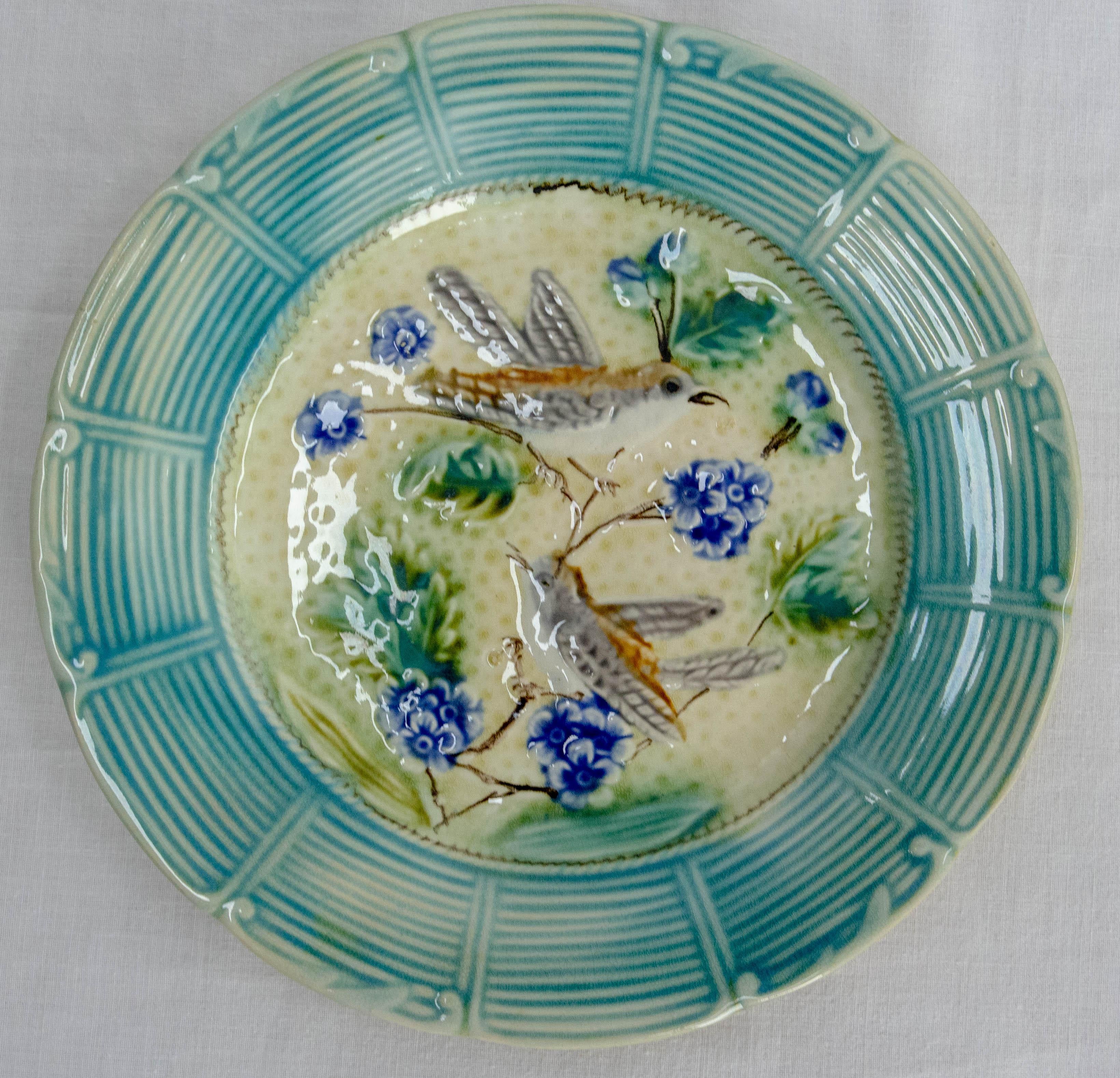 French plate, enameled barbotine
Birds in flowering trees.
Each bird has been painted with different colors which make each plate different. Comes with the plate holder if you want to hang it on the wall.
Good condition.

Shipping:
21 / 21 / 6 cm