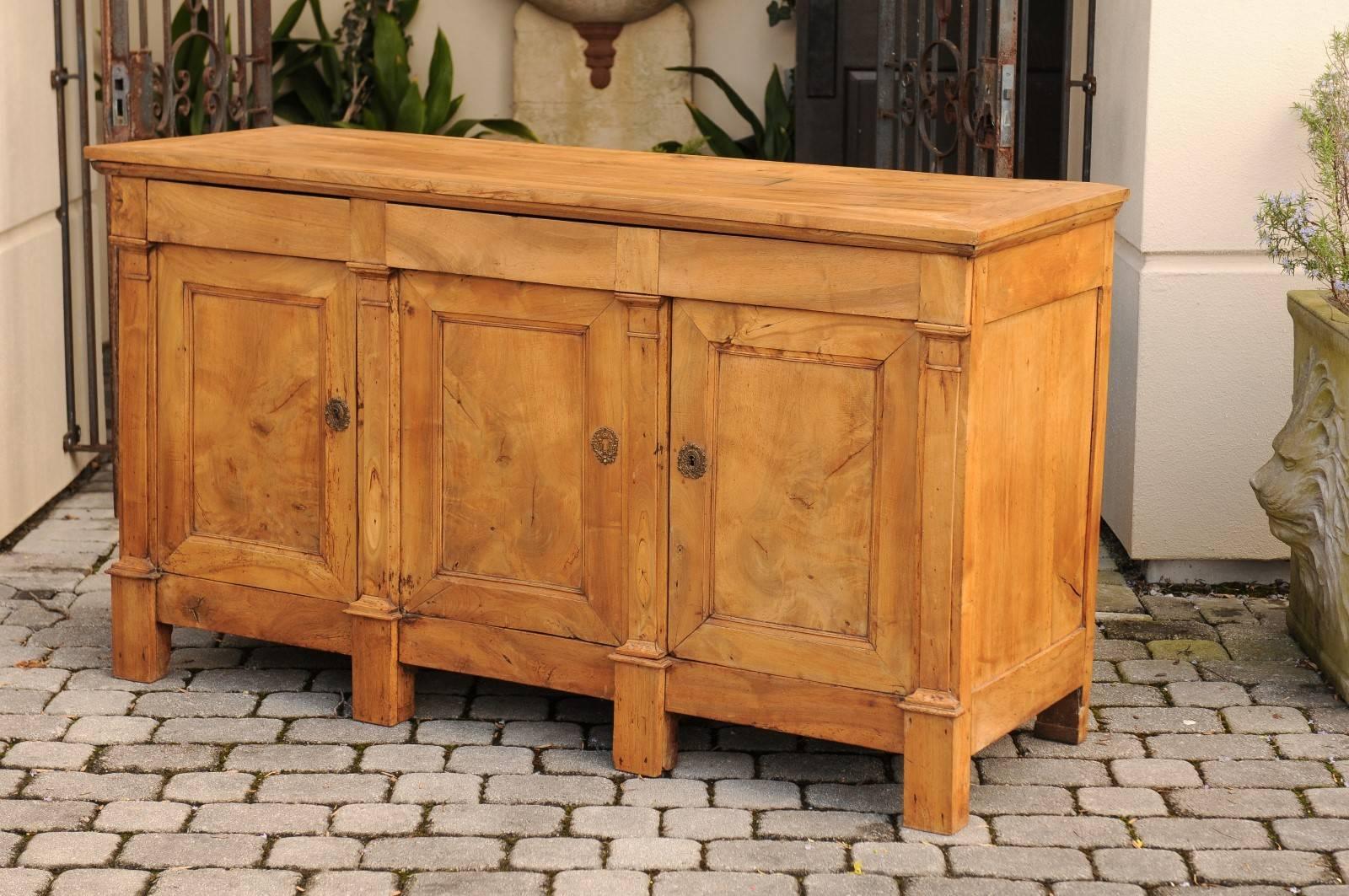 Un'enfilade francese a tre ante in legno con pilastri dorici della fine del XIX secolo. Questa squisita enfilade francese (si pensi a un lungo buffet) è caratterizzata da un piano rettangolare a listelli che si trova sopra tre porte (una serie di