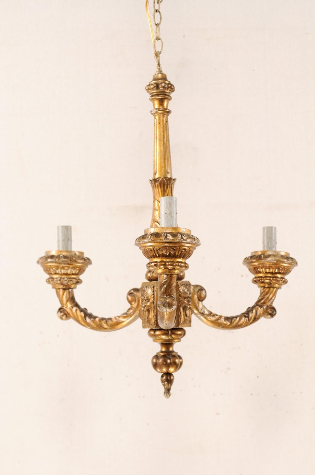 Dreiflammiger französischer geschnitzter Säulenkronleuchter aus vergoldetem Holz aus der Mitte des 20. Jahrhunderts (Geschnitzt) im Angebot