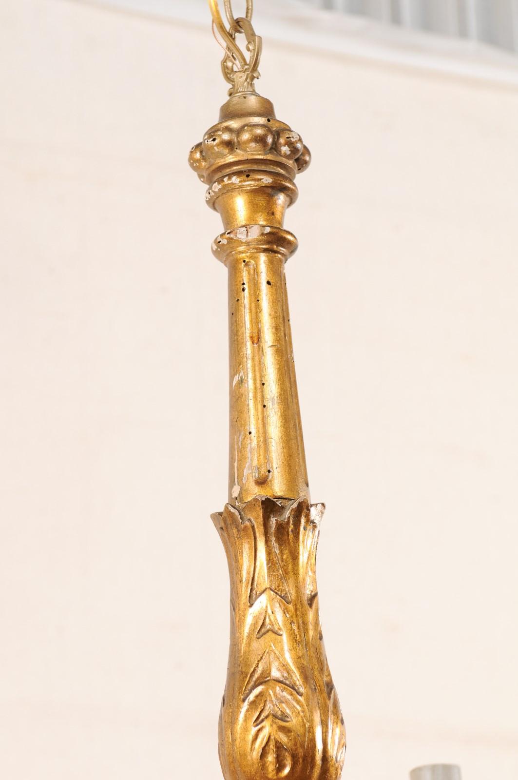 20ième siècle Lustre à trois lumières en bois doré français sculpté et orné en vente