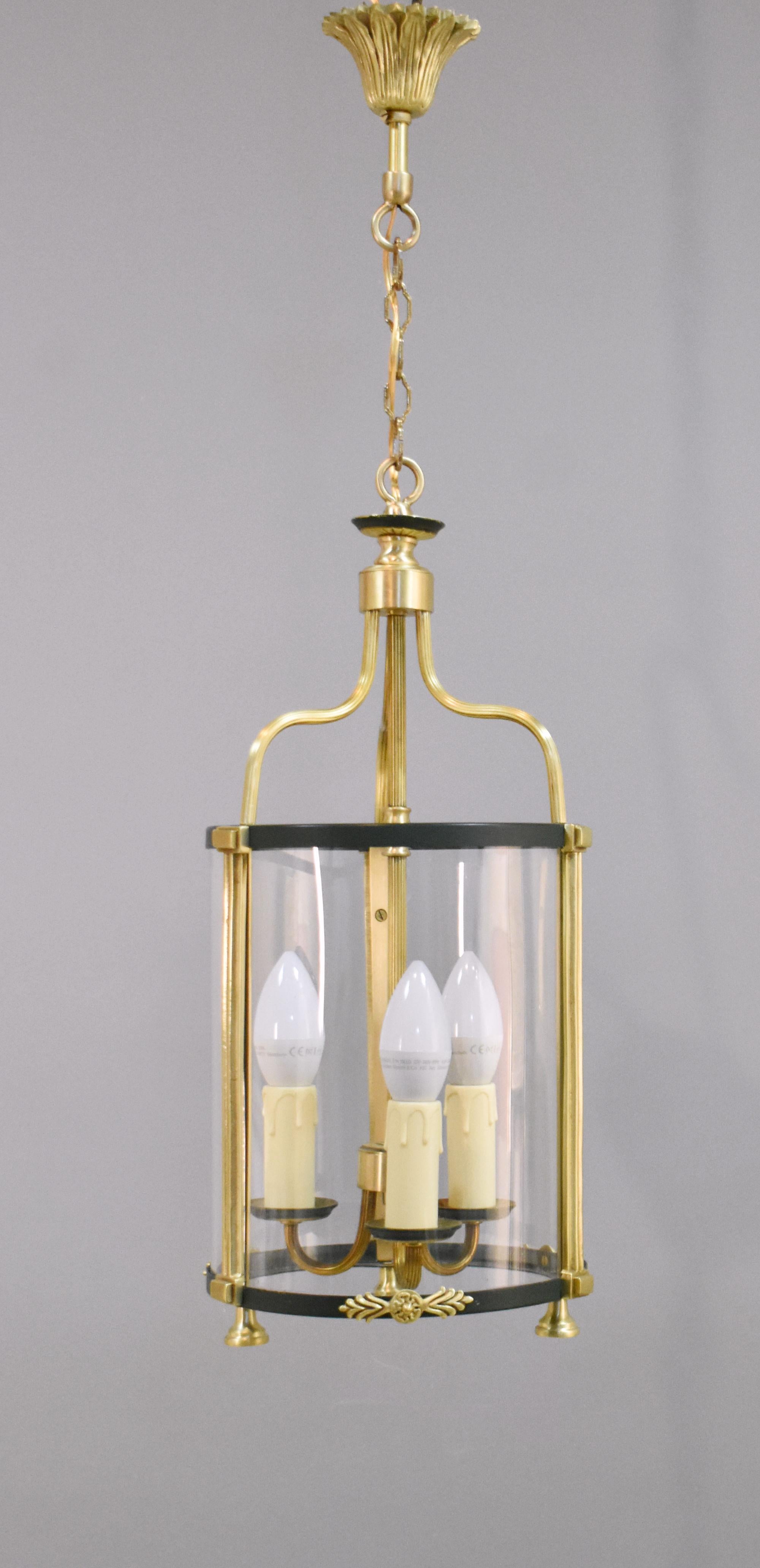 Lanterna da interno francese a tre luci in stile impero

Questa graziosa lanterna in ottone e vernice è sospesa al soffitto tramite un rosone decorato con acanto e una catena regolabile.

All'interno della lanterna sono appese tre lampadine a LED di