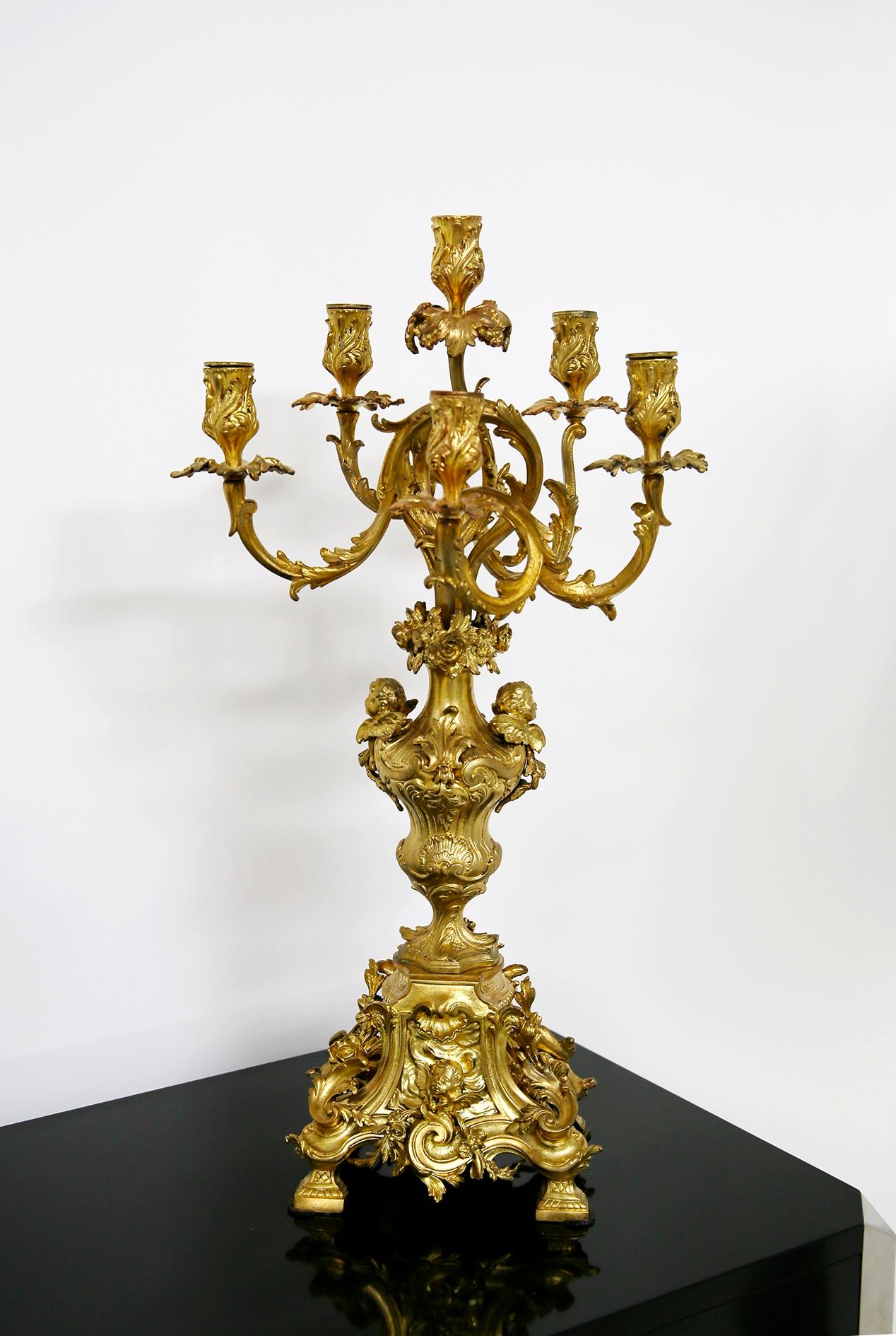 Majestueux ensemble composé d'une horloge française en bronze doré et de deux grands candélabres. La montre en ormolu est fabriquée par Samuel Marti. Le bronze est attribué à Alfred Emmanuel Louis Beurdeley. A l'intérieur du mécanisme de la montre