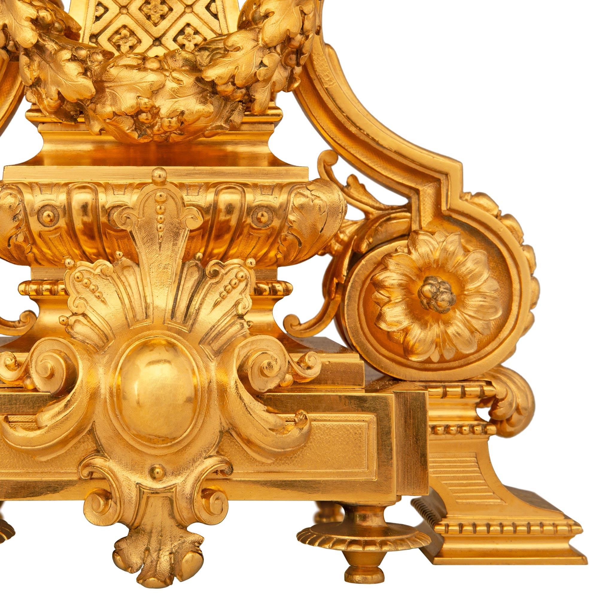 Bronze doré Ensemble de garnitures françaises de trois pièces, signé par la fonderie Lemerle-Charpentier en vente