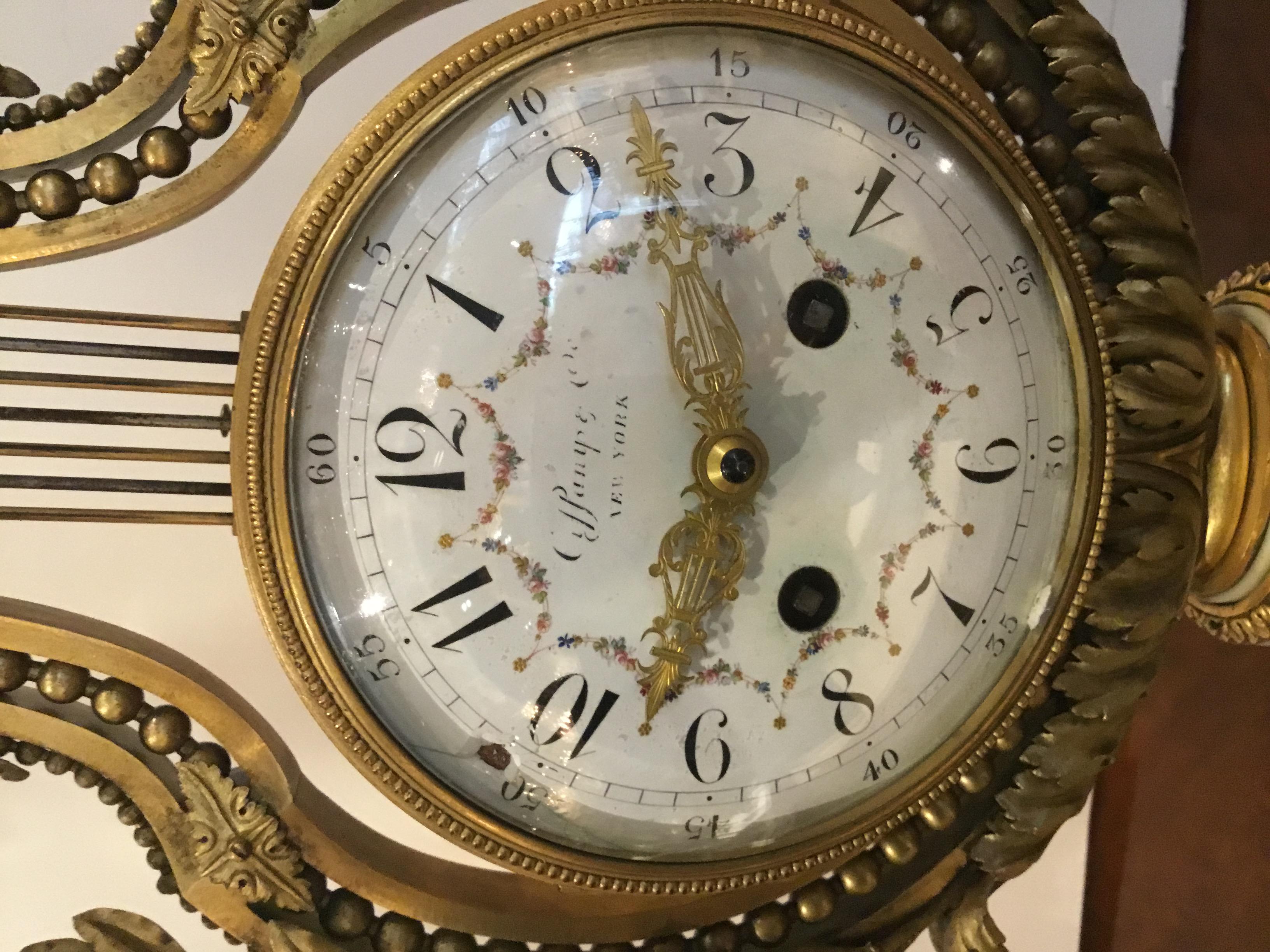 Ensemble français de trois pièces d'horloge et de candélabres en bronze doré, 19ème siècle Bon état - En vente à Houston, TX