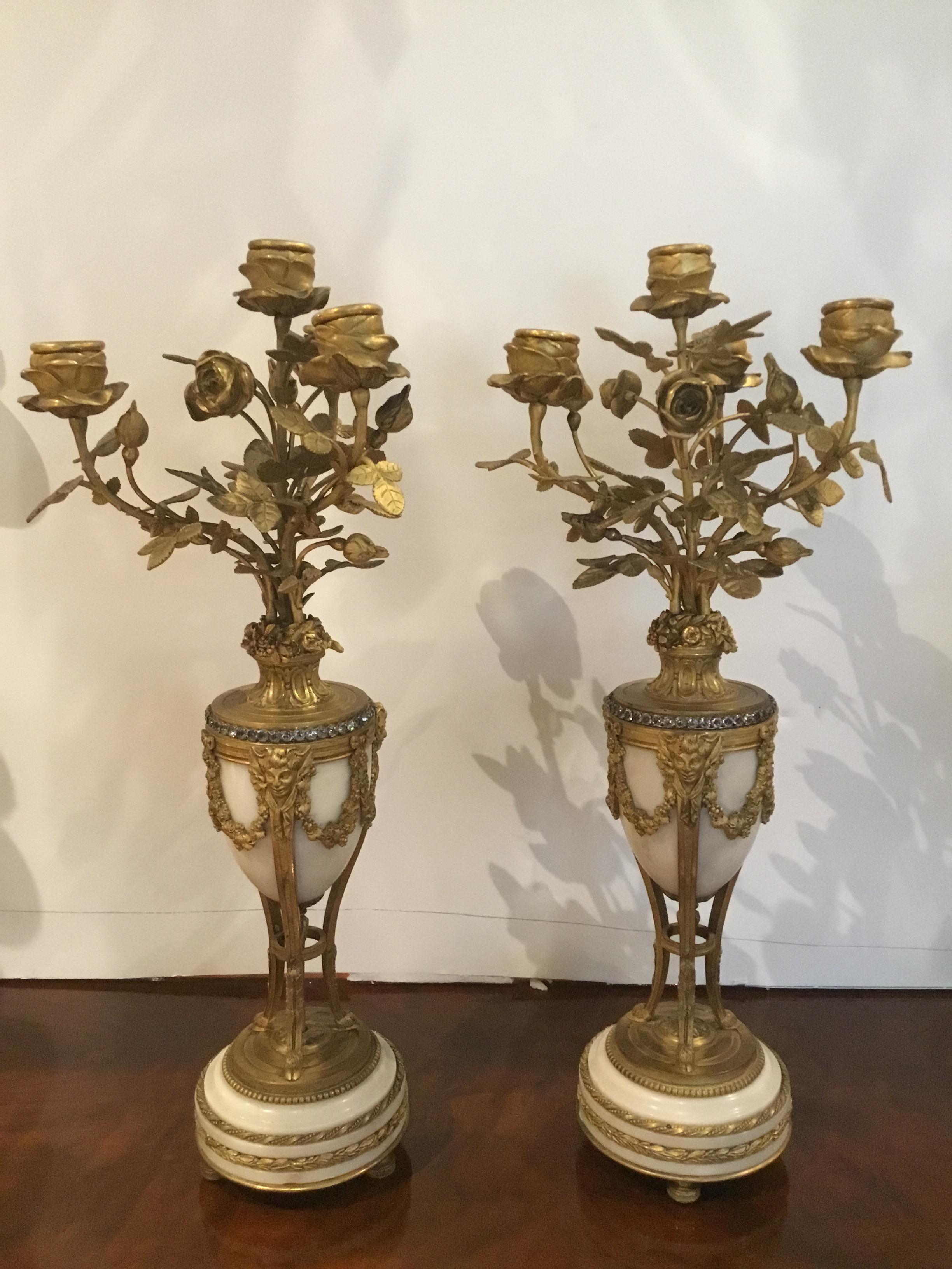 Bronze Ensemble français de trois pièces d'horloge et de candélabres en bronze doré, 19ème siècle en vente