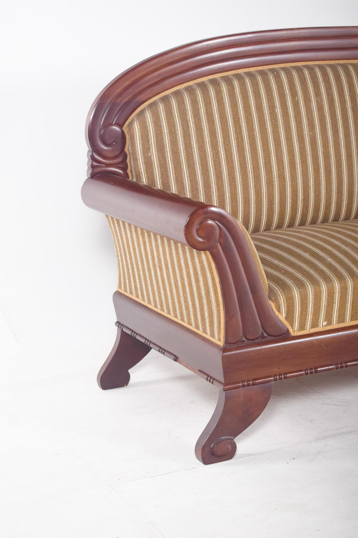 Legno Canape francese a tre posti con tessuto in vendita