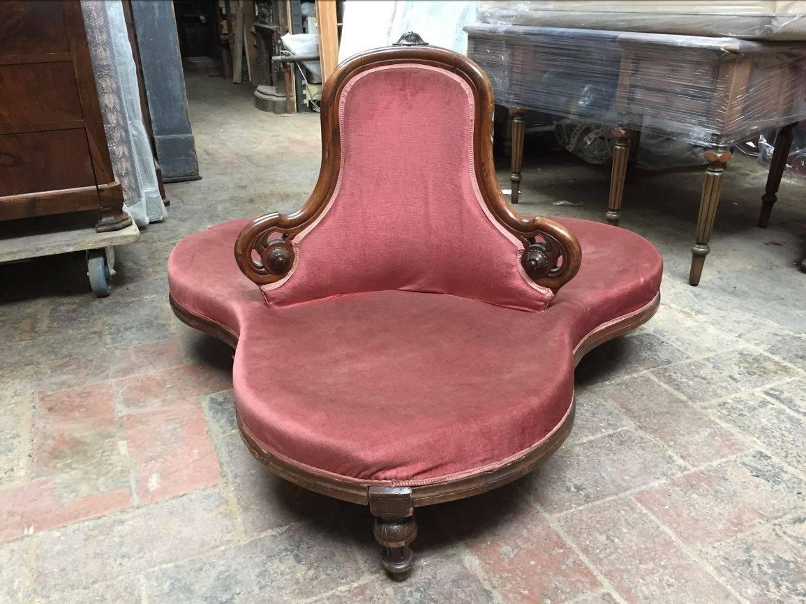 French three seats round sofa from late 19th century.
This sofa needs to be restored and we can provide quotation on demand.