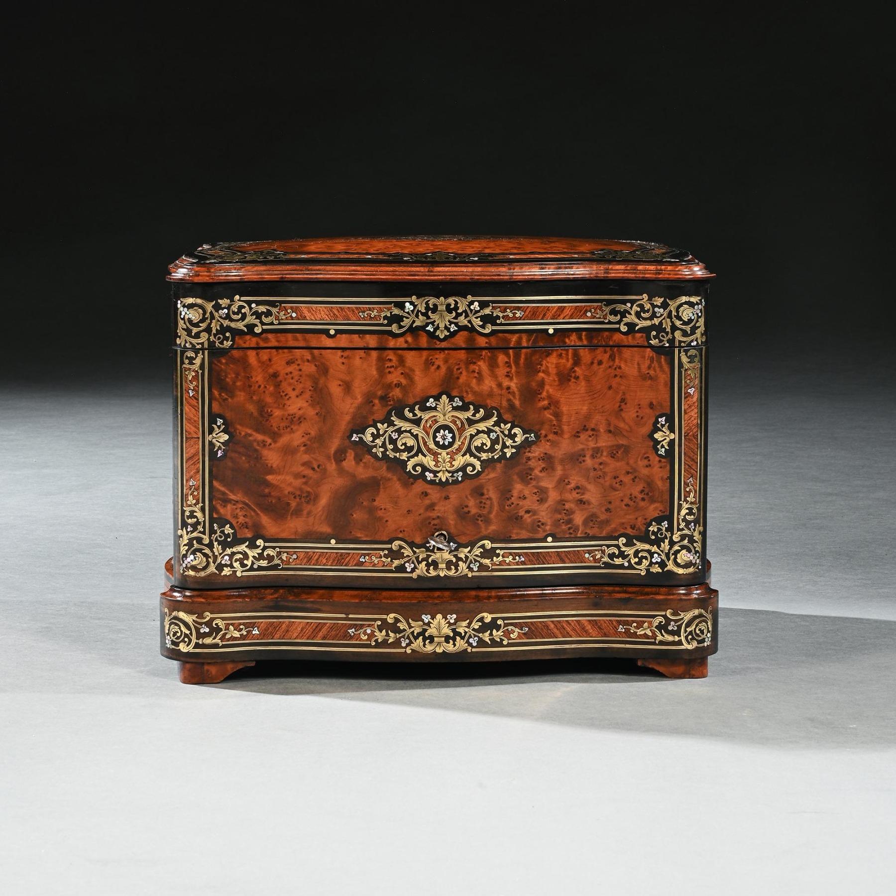 French Thuya And Brass Inlaid Serpentine Cave A Liqueur Or Tantalus Box In Good Condition For Sale In Benington, Herts