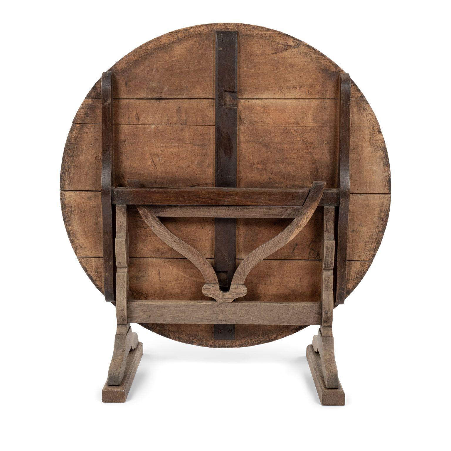 Table de vendange ou table de dégustation française à plateau basculant en vente 1