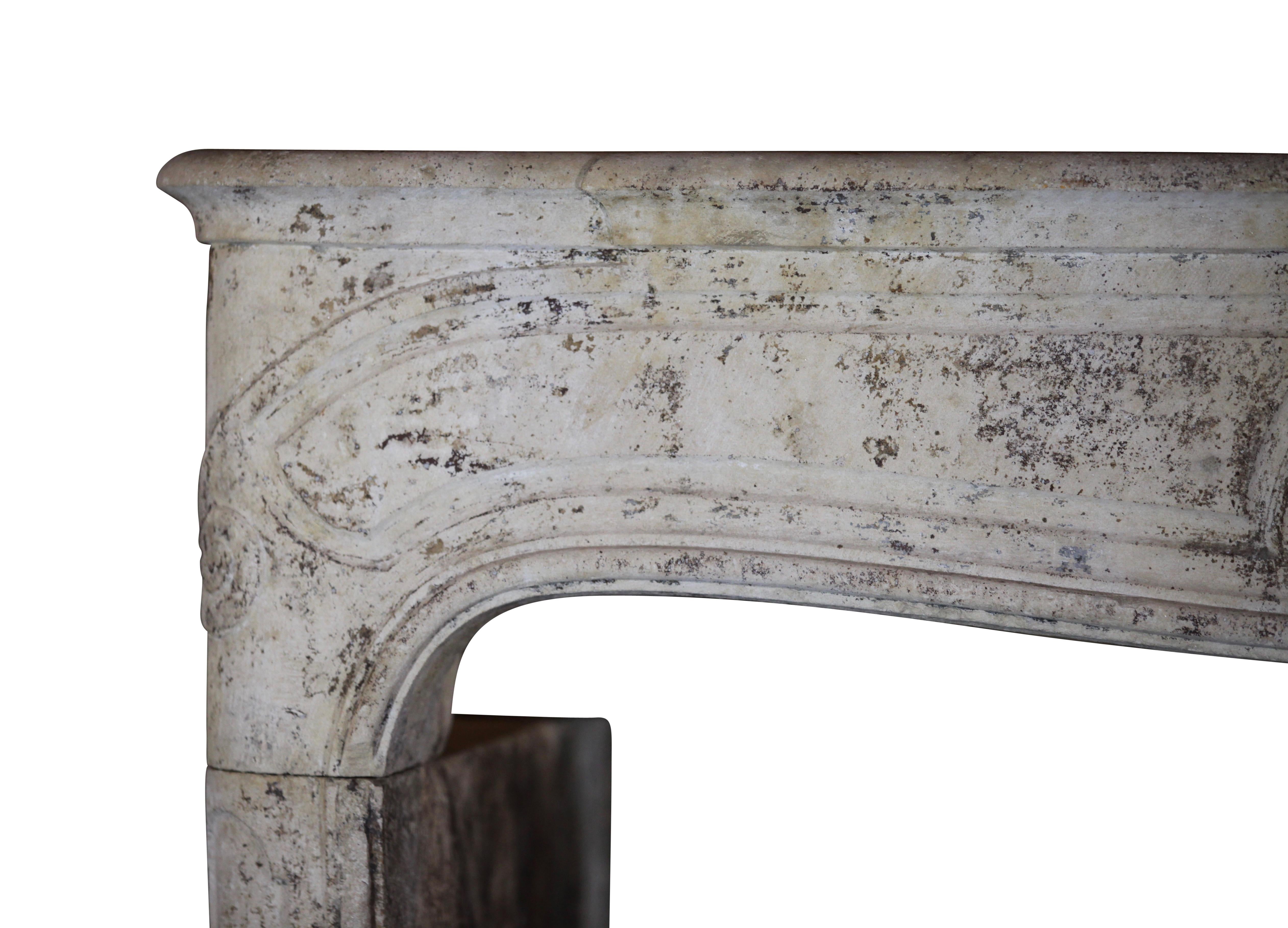 French Timeless Country Style Limestone Fireplace Surround In Excellent Condition For Sale In Beervelde, BE
