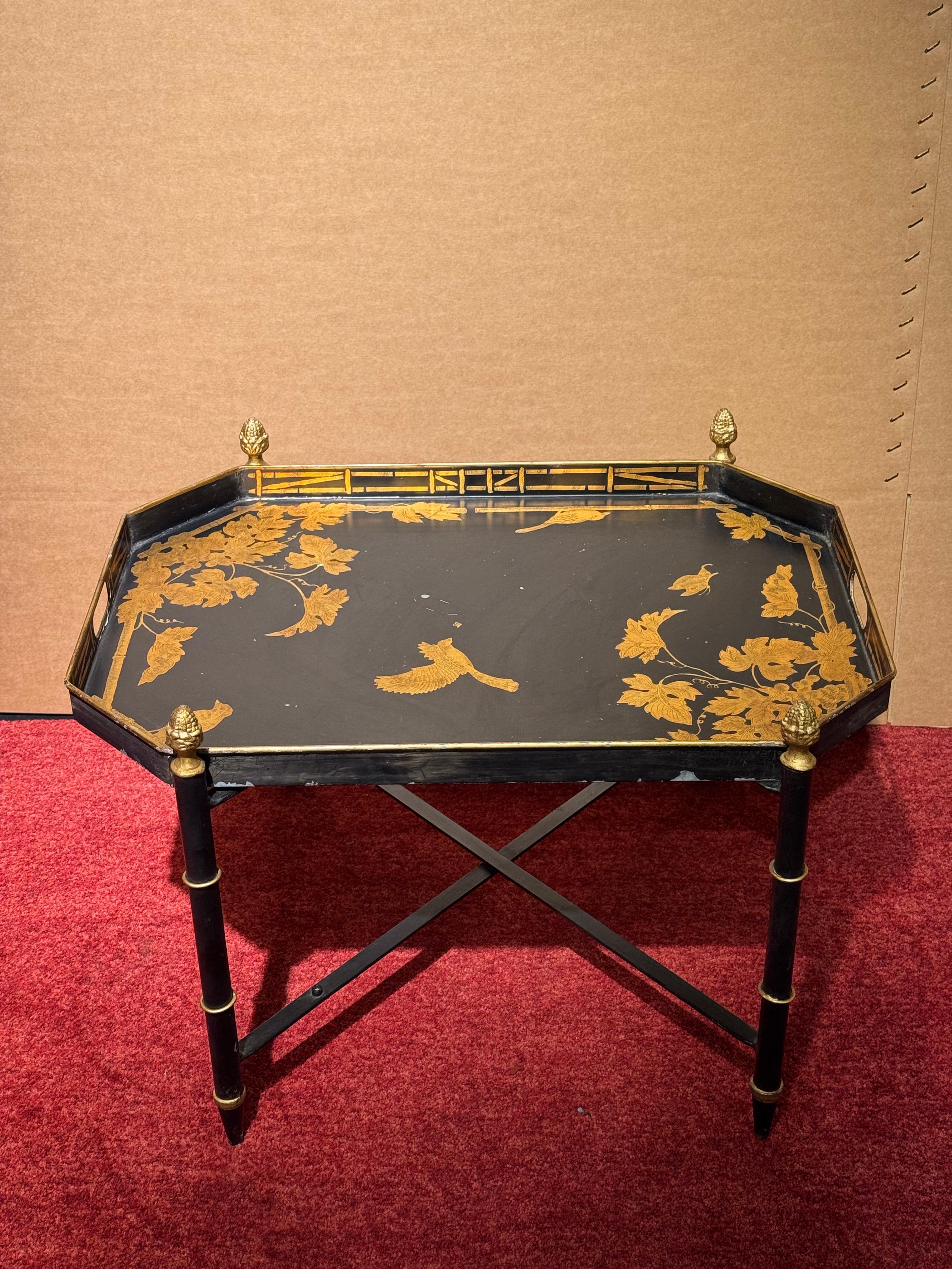 Un plateau français avec des fleurs et des oiseaux peints. Le plateau repose sur un châssis en métal plus récent avec des détails dorés et en forme de X.

Détails