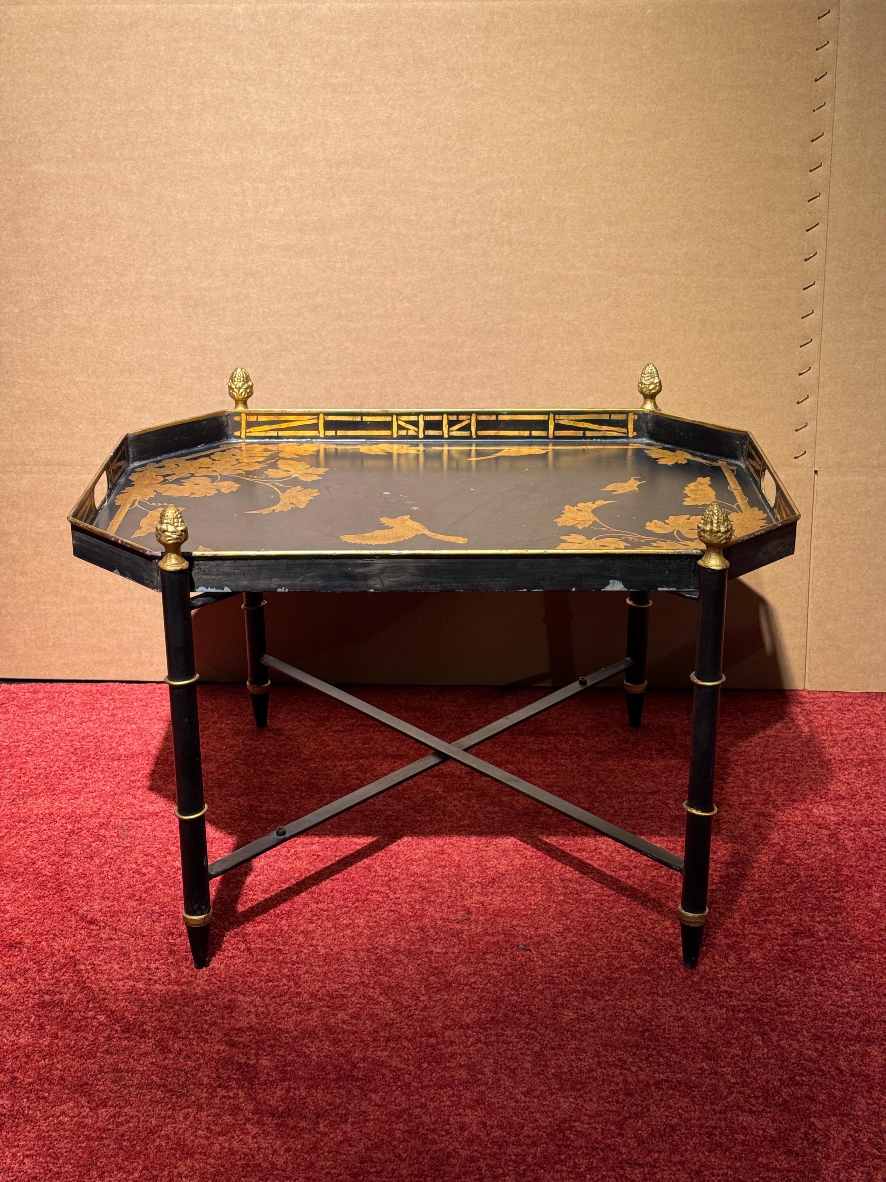 Fait main Table à plateau en étain français avec motif d'oiseaux fleuris, 19, Century en vente