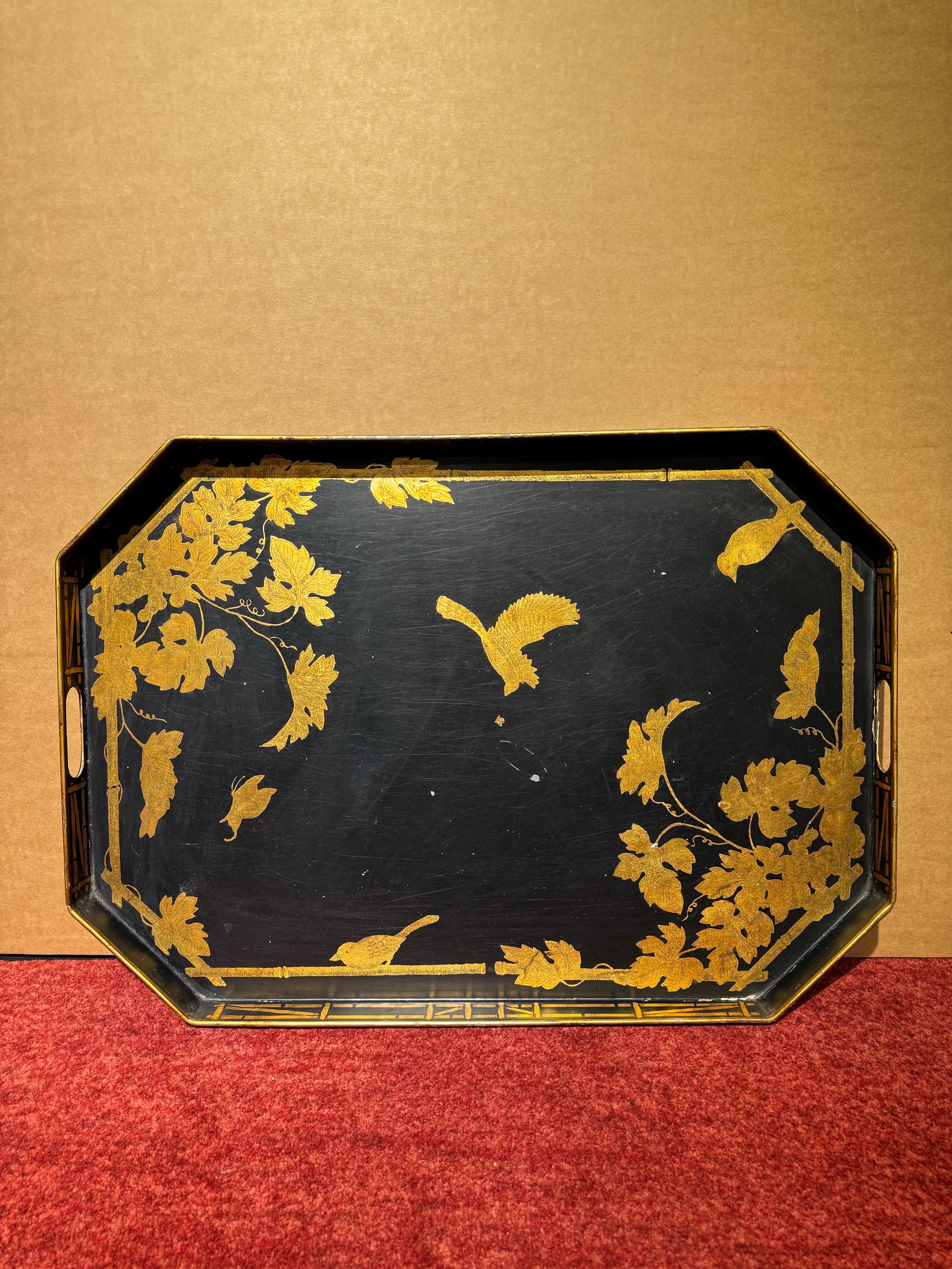 Table à plateau en étain français avec motif d'oiseaux fleuris, 19, Century État moyen - En vente à Berlin, DE