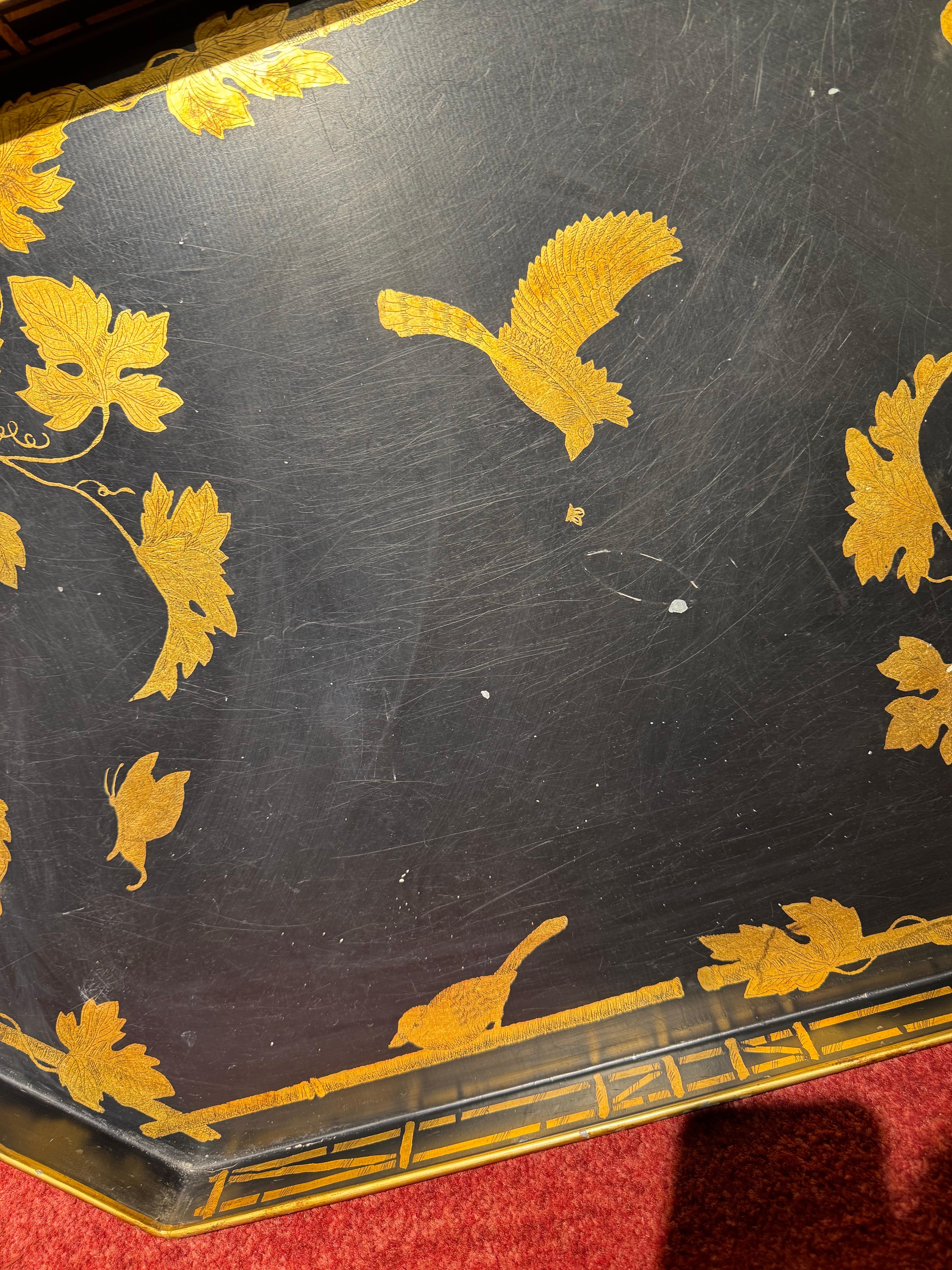 Milieu du XXe siècle Table à plateau en étain français avec motif d'oiseaux fleuris, 19, Century en vente