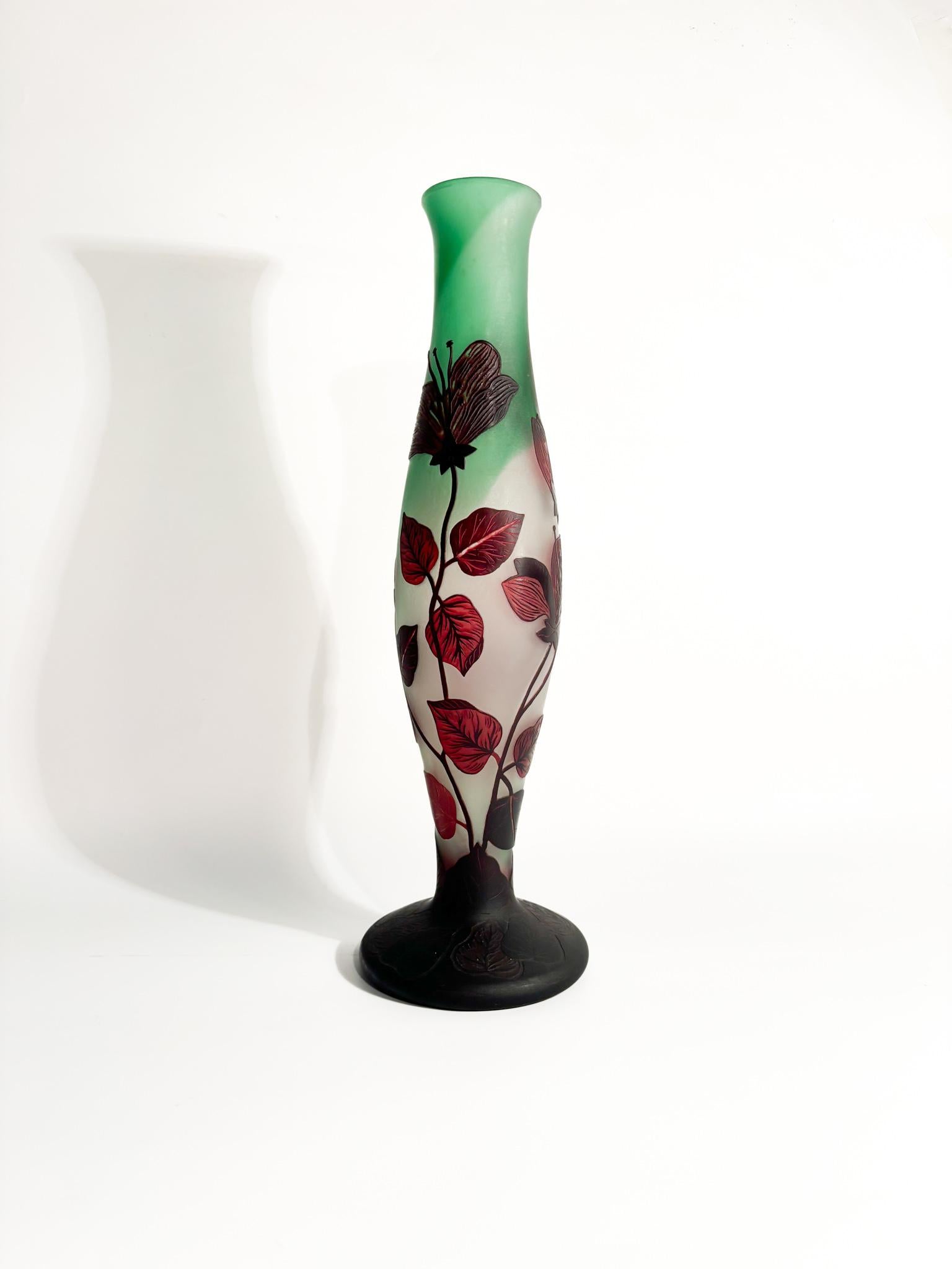 Vase en pâte de verre Tip-Gallè à motif de feuilles florales, fabriqué dans les années 1960

Ø cm 10 h cm 42

La verrerie Tip Gallè est une production de moindre valeur inspirée de la marque de verrerie française Galle. Cette marque est connue pour