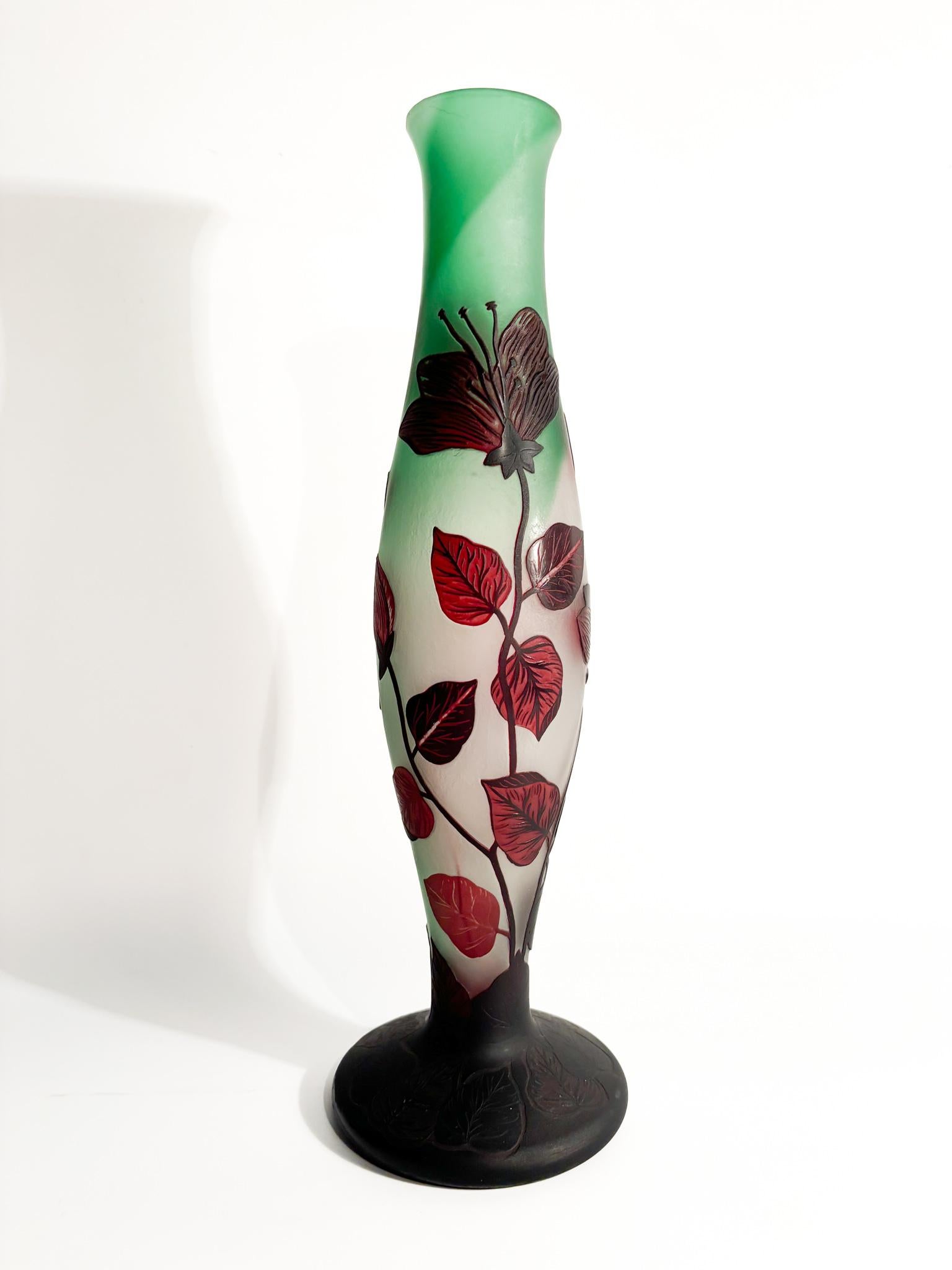 Art nouveau Vase en verre Tip-Gallé à motif de feuilles des années 1960