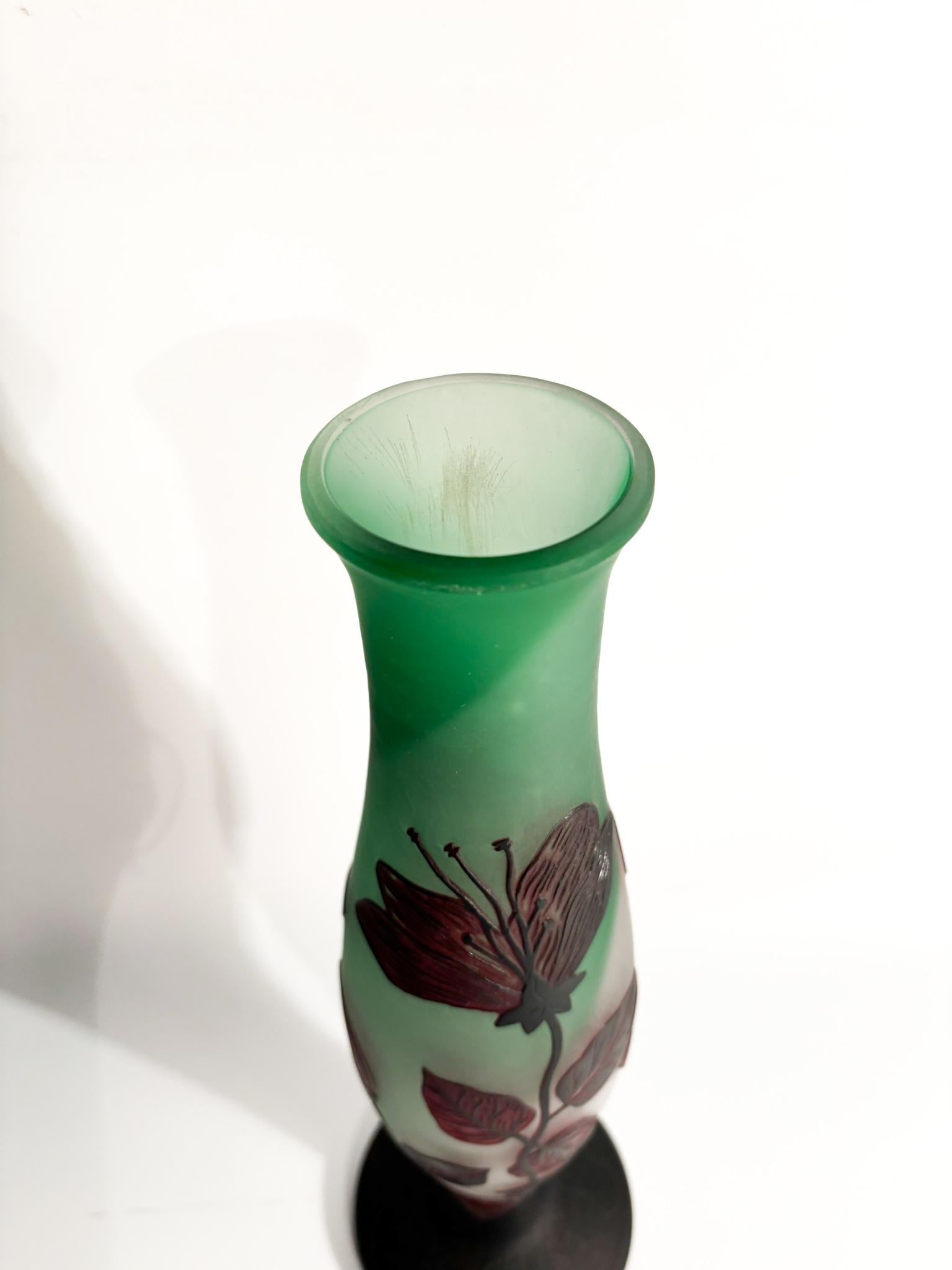 Milieu du XXe siècle Vase en verre Tip-Gallé à motif de feuilles des années 1960