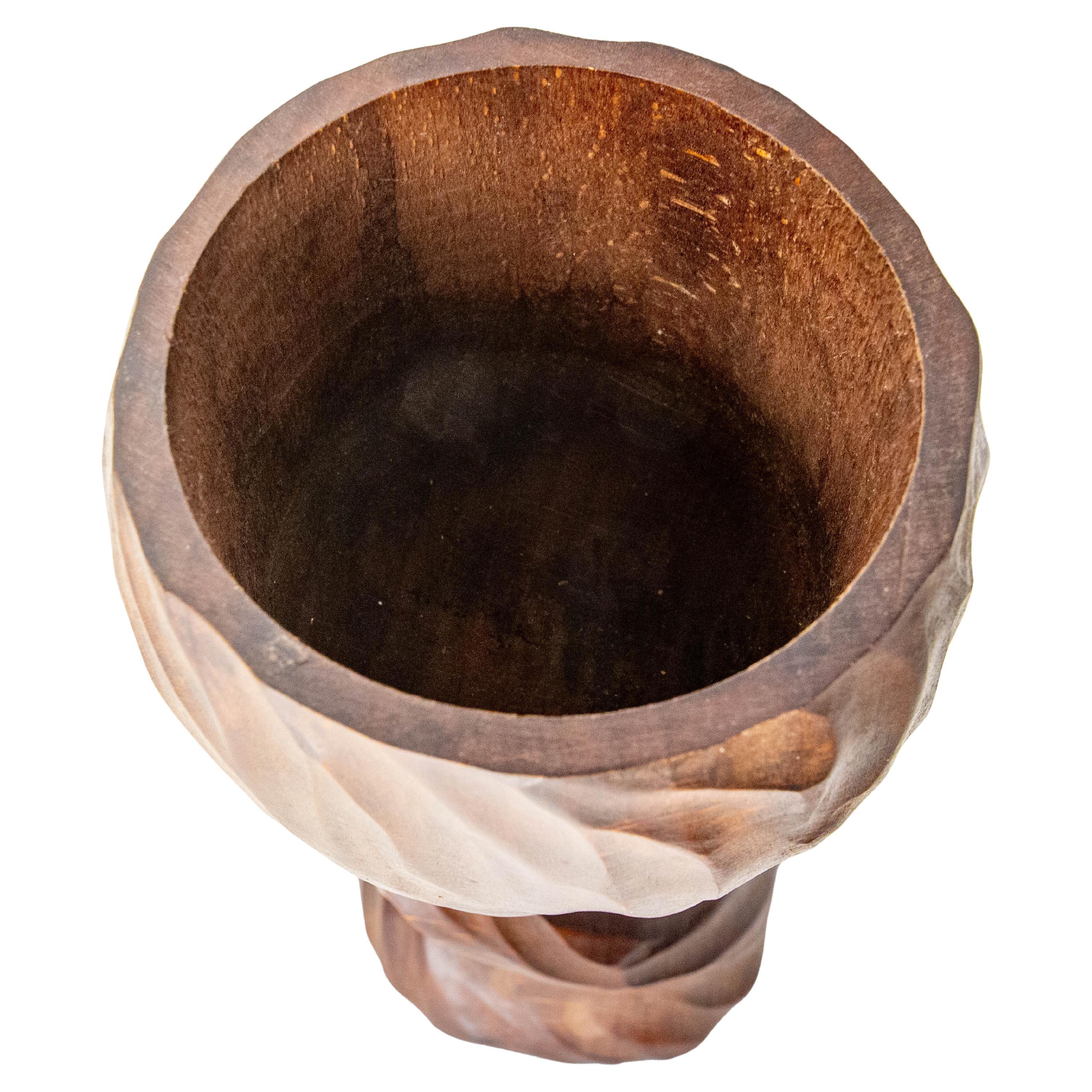 Pot à tabac en bois exotique français fabriqué vers 1960-1970.
Ce type de jarre était utilisé pour conserver le tabac dans un été d'humidification idéale. Cela explique la présence d'une petite boîte en plastique percée de trous dans laquelle le