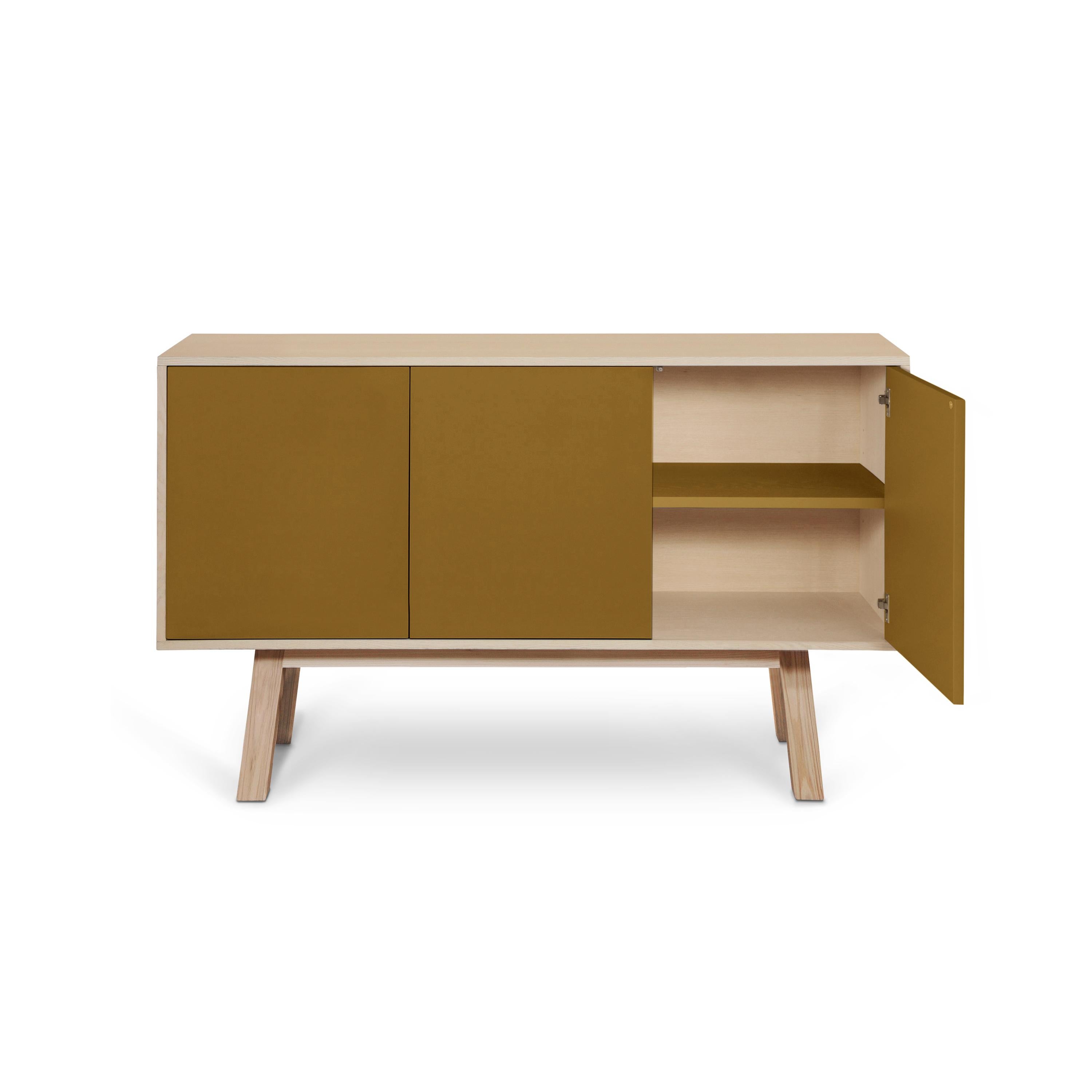 Este aparador de 3 puertas está fabricado 100% en Francia en roble, chapa de roble y con puertas lacadas en paneles de MDF. 

Las 3 puertas se abren con una presión de 