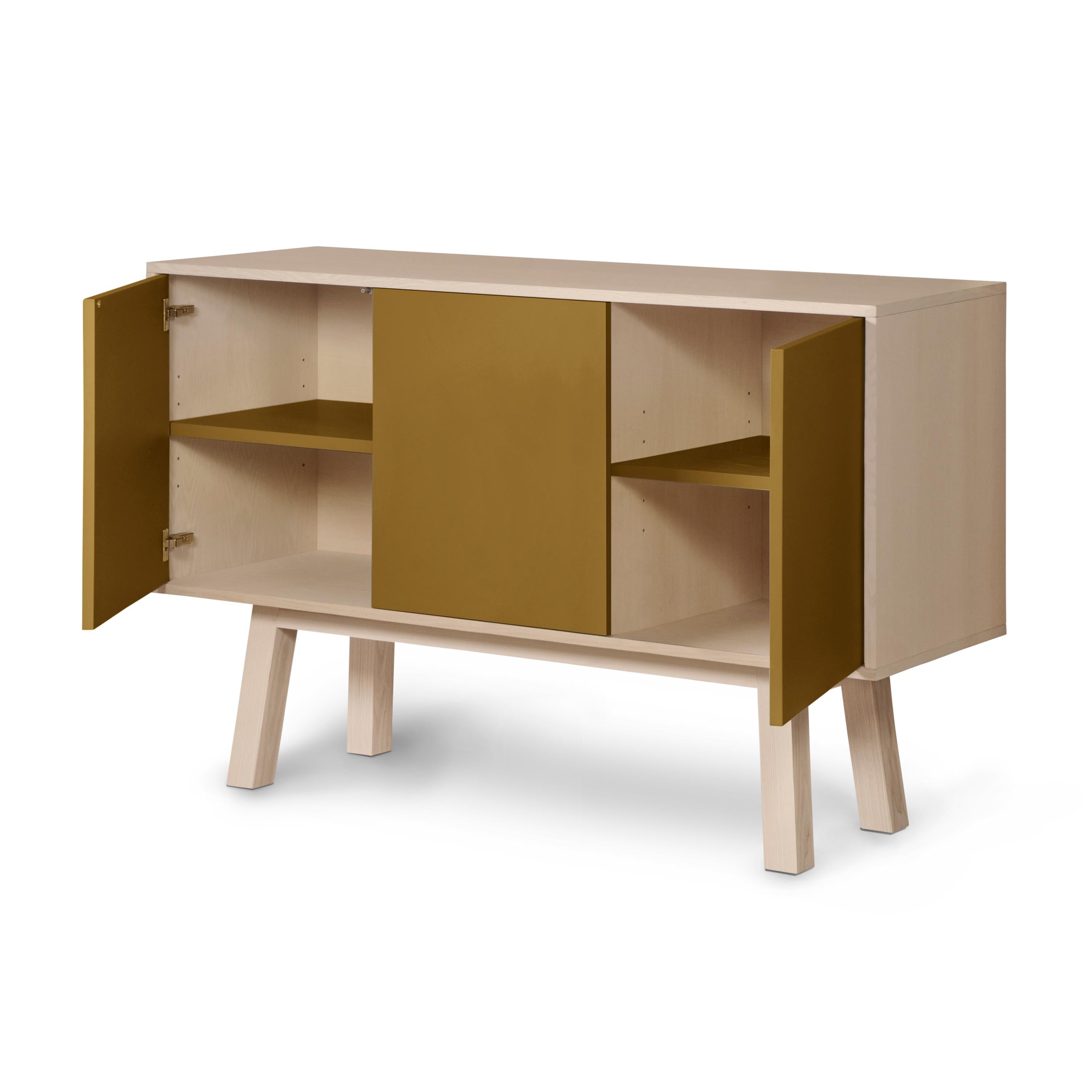Aparador francés de 3 puertas lacado en hoja de tabaco, del diseñador Eric Gizard París Escandinavo moderno en venta