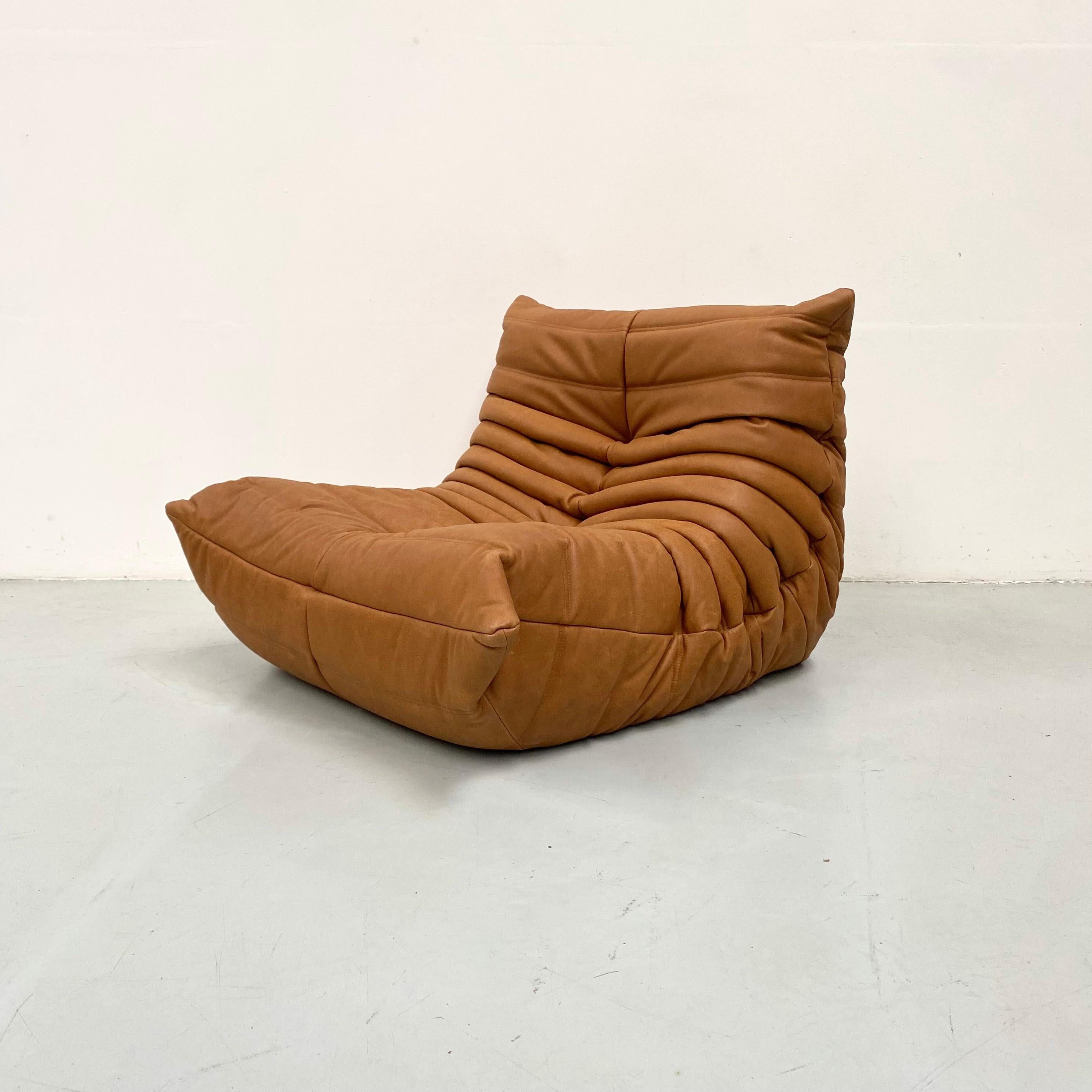 Michel Ducaroy a conçu le Togo en 1973 pour Ligne Roset. Ce design a plus de 40 ans mais il est encore aujourd'hui très populaire. Le Togo est également le premier meuble fabriqué entièrement en mousse. Pour créer un confort d'assise optimal, la