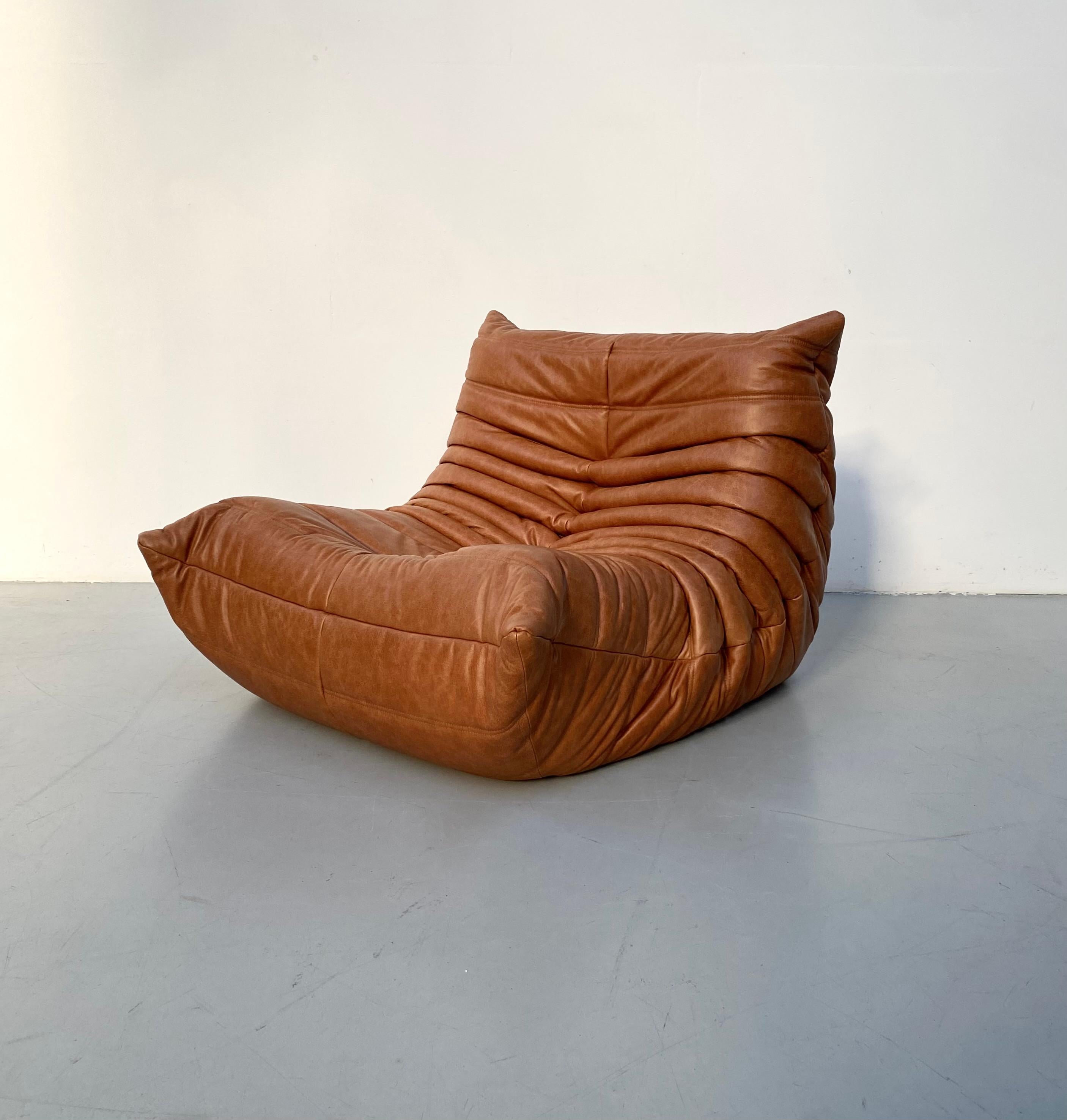 Français Chaise Togo française en cuir cognac de Michel Ducaroy pour Ligne Roset, 1970