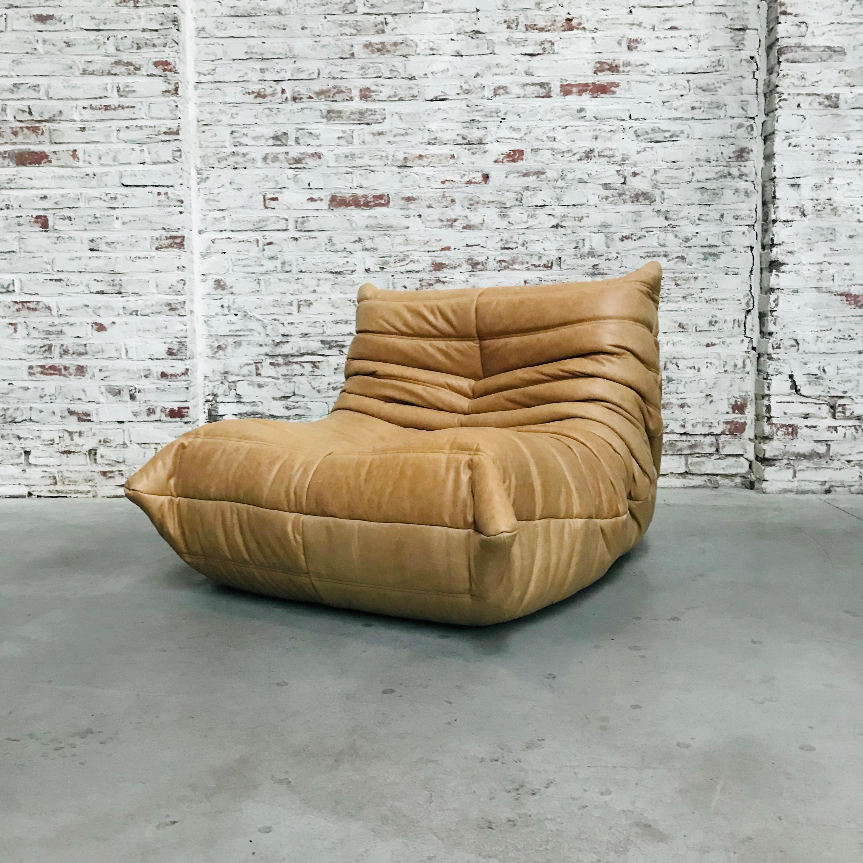 Le Togo a été conçu par Michel Ducaroy en 1973 pour Ligne Roset, mais il est encore très populaire aujourd'hui. La chaise longue Togo est le premier meuble design entièrement en mousse. La mousse présente 5 densités différentes pour vous offrir le