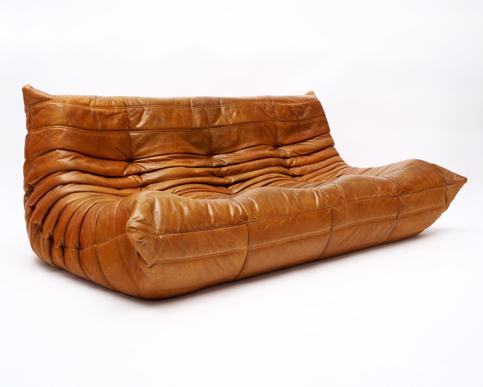3-Sitzer-Sofa Togo aus Toffee-Leder von Michel Ducaroy für Ligne Roset, 1973. Eine Ikone des Stils und des guten Geschmacks, ein Ligne Roset-Klassiker mit Vollschaumkissen und ohne harte Punkte. Der Togo von Michel Ducaroy ist seit mehr als fünfzig