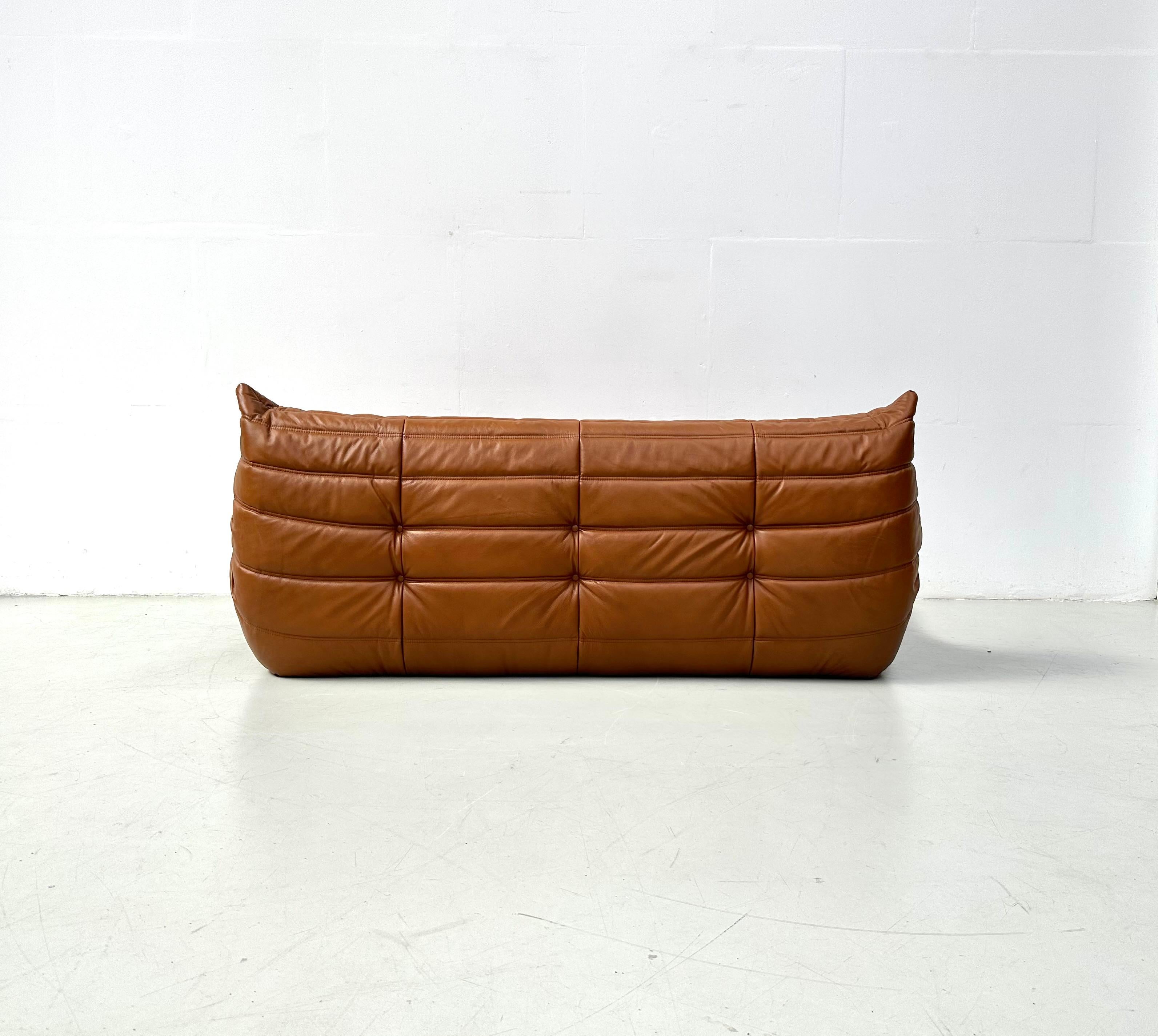 Canapé Togo français en cuir cognac de Michel Ducaroy pour Ligne Roset. 4