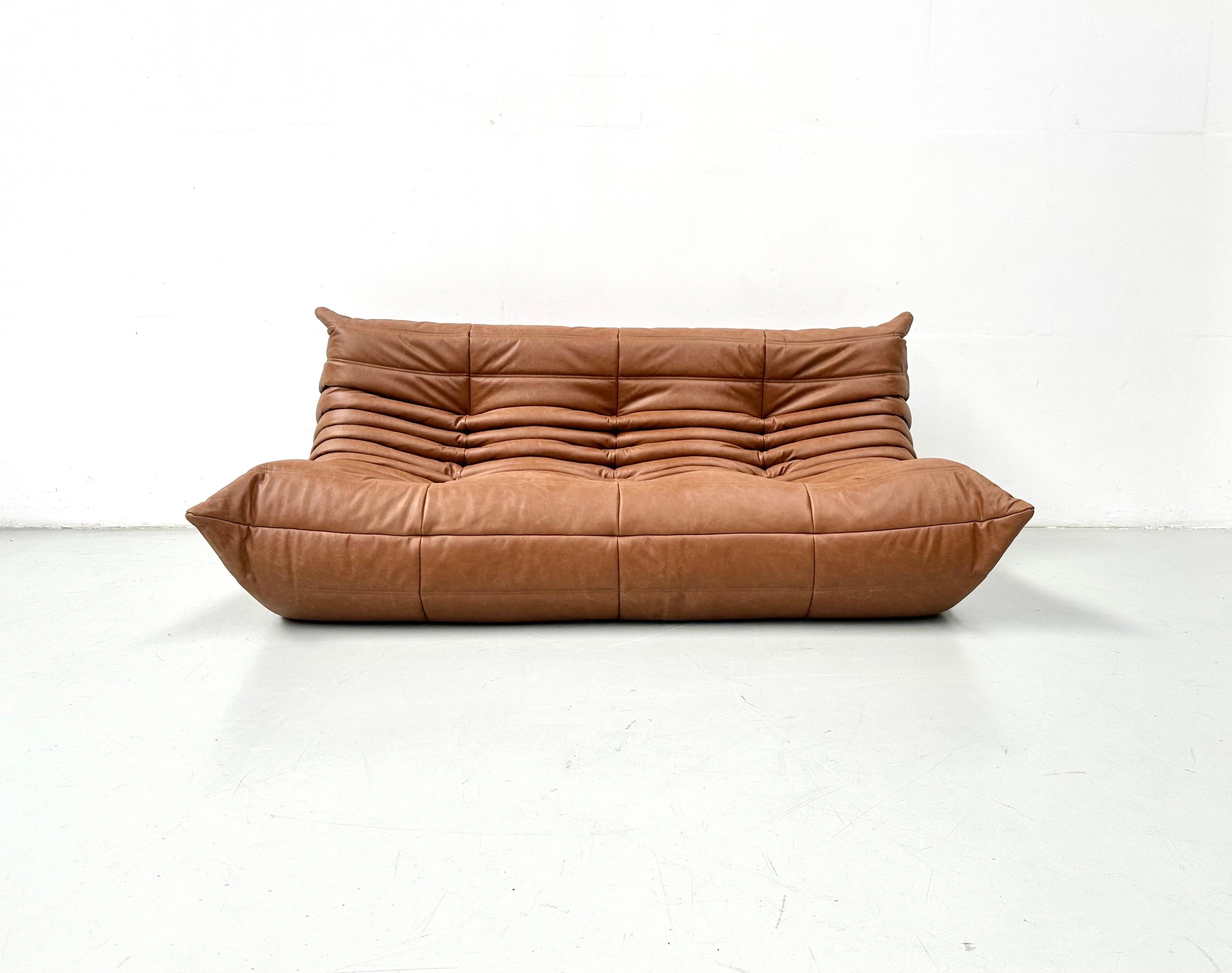 Der Togo wurde 1973 von Michel Ducaroy für Ligne Roset entworfen. Es ist das erste Sofa/Sessel, das nur aus Schaumstoff und Leder besteht. Die Collection'S zeichnet sich durch ein ergonomisches Design mit Polyätherschaum-Konstruktion und